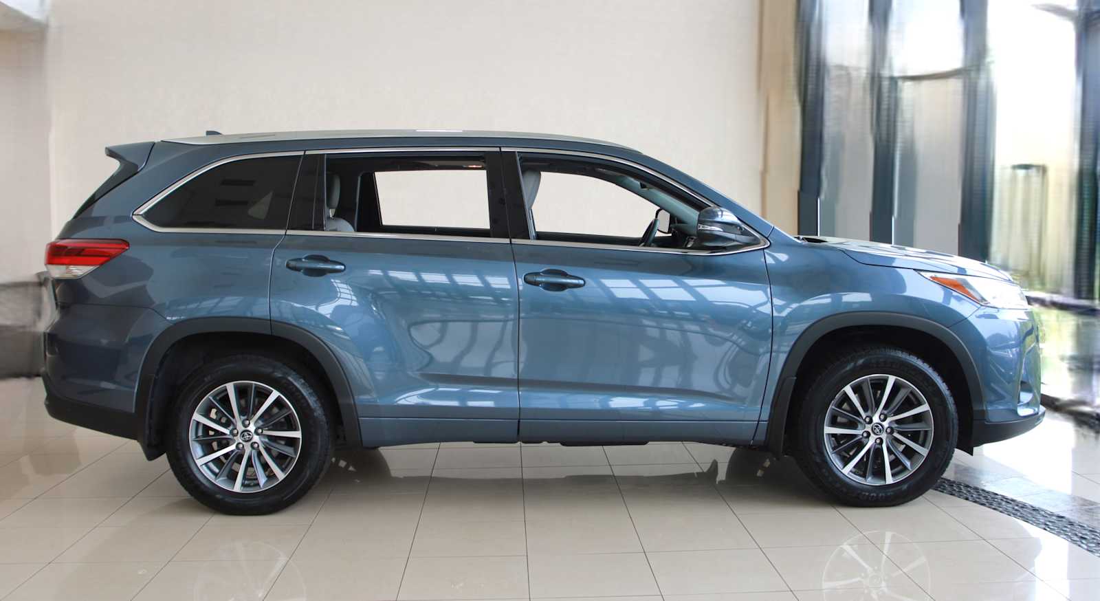 used 2018 Toyota Highlander car, priced at $24,998