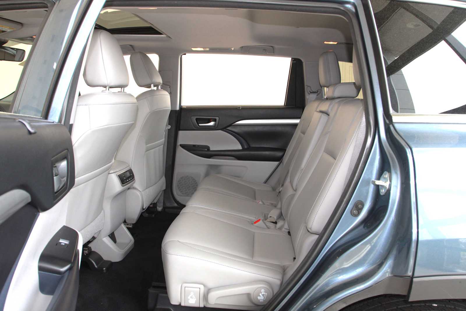 used 2018 Toyota Highlander car, priced at $24,998