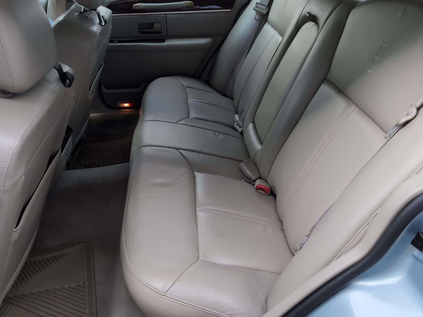 used 2010 Lincoln Town Car car, priced at $14,998