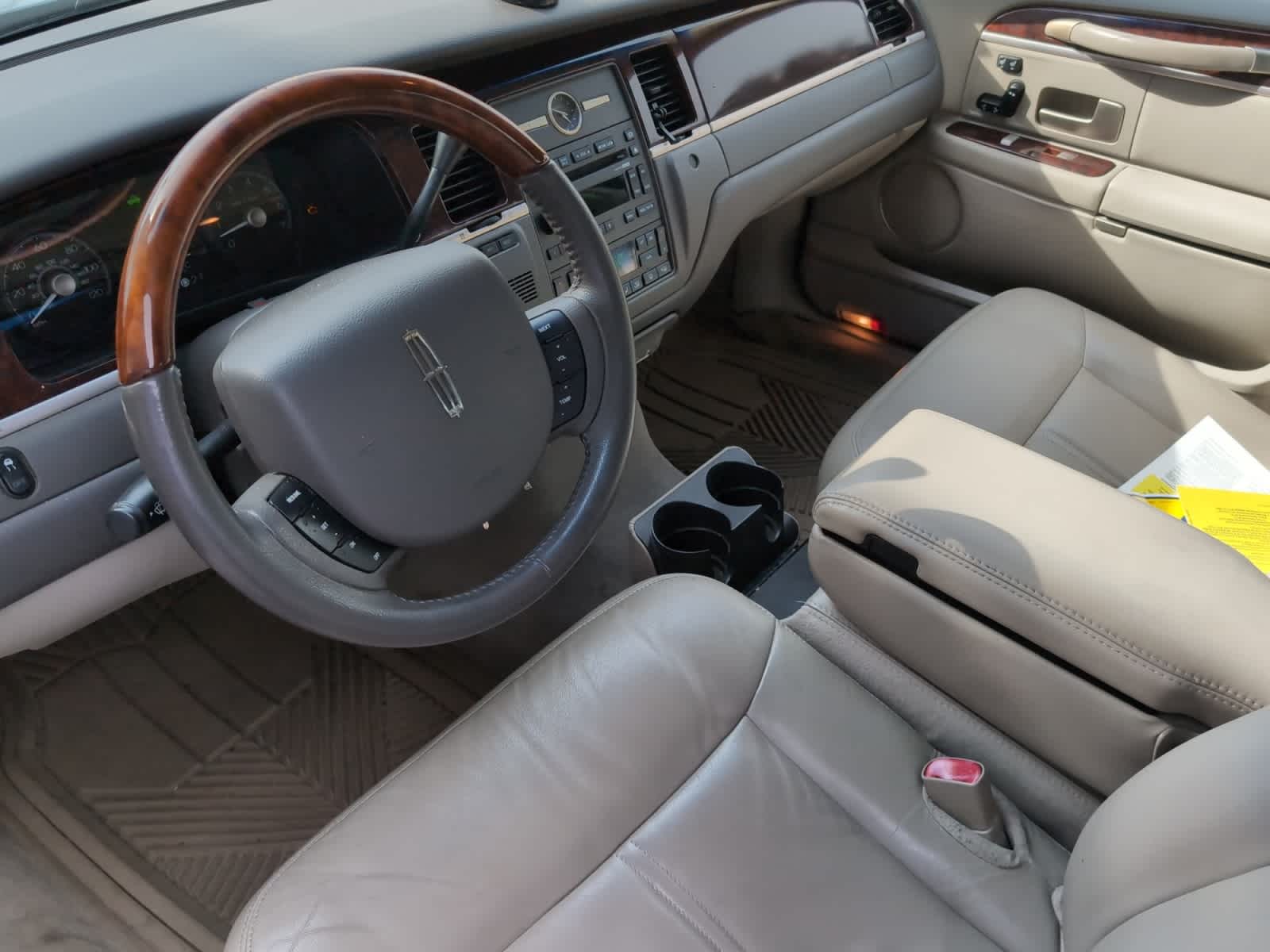 used 2010 Lincoln Town Car car, priced at $14,998