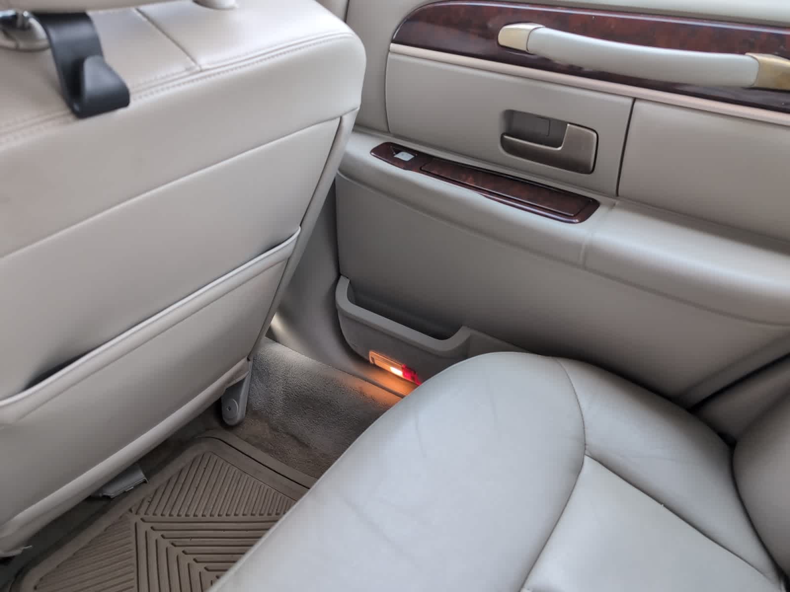 used 2010 Lincoln Town Car car, priced at $14,998