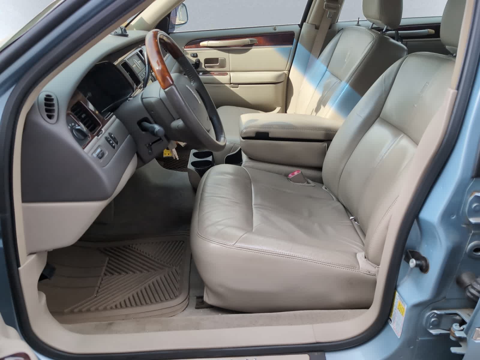 used 2010 Lincoln Town Car car, priced at $14,998