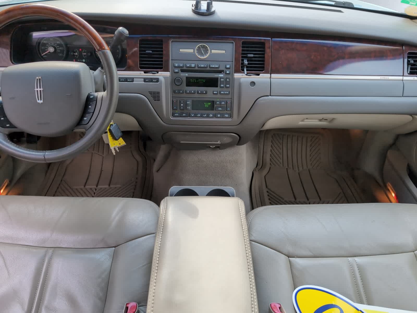 used 2010 Lincoln Town Car car, priced at $14,998