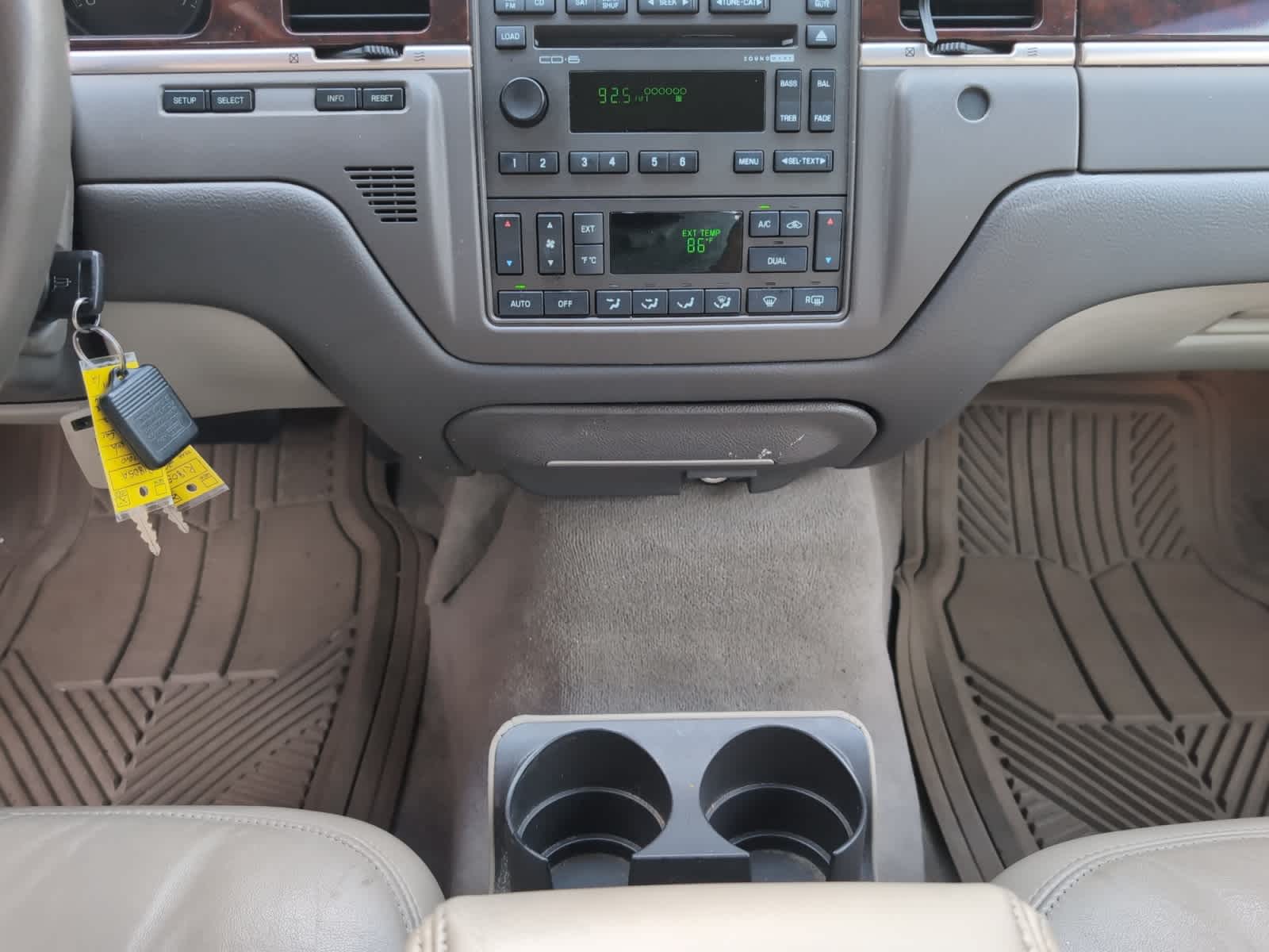 used 2010 Lincoln Town Car car, priced at $14,998