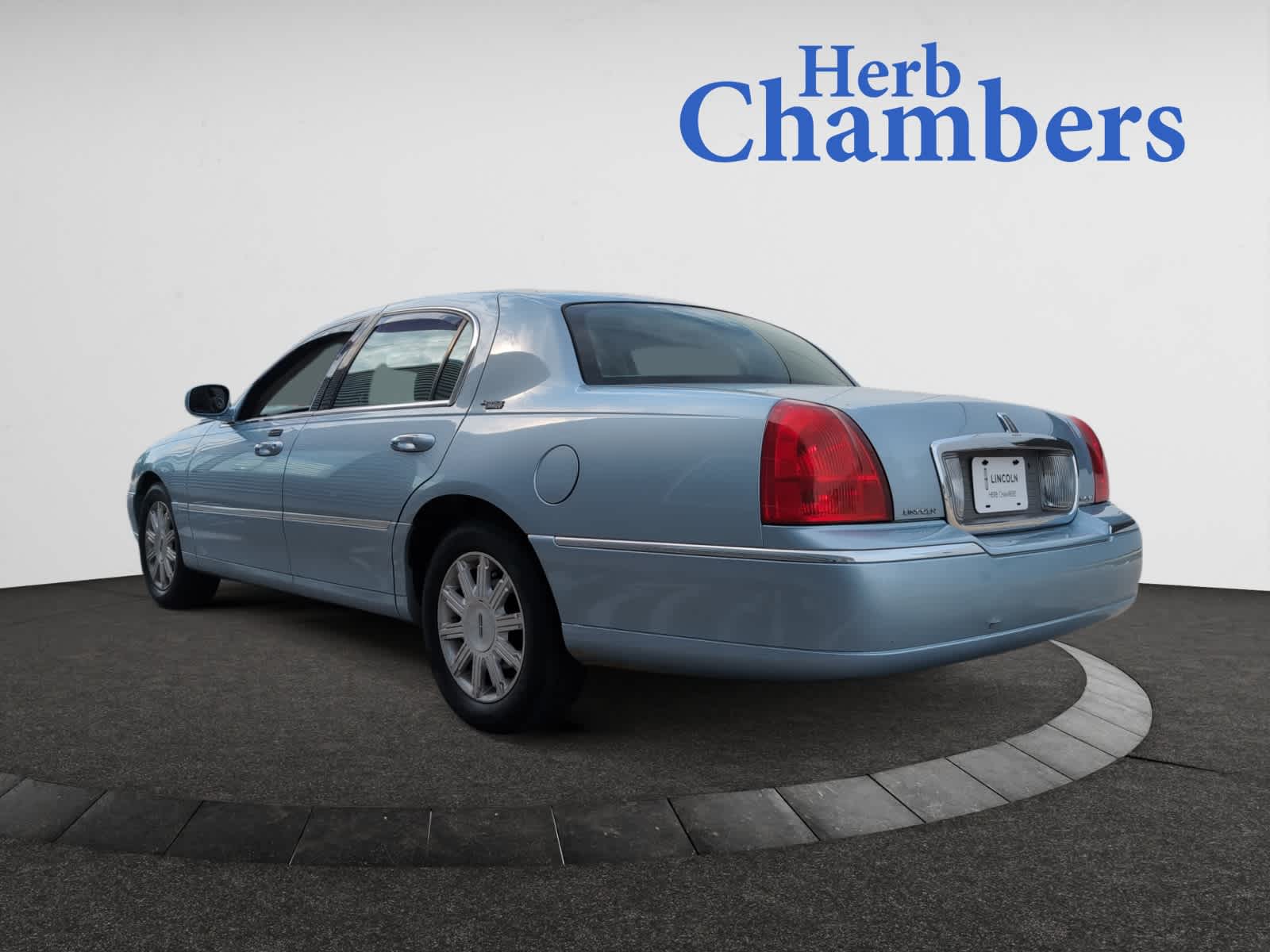 used 2010 Lincoln Town Car car, priced at $14,998