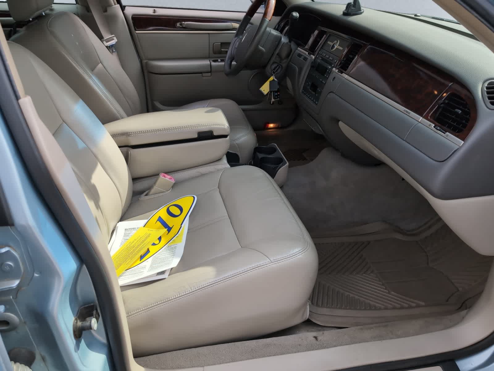 used 2010 Lincoln Town Car car, priced at $14,998