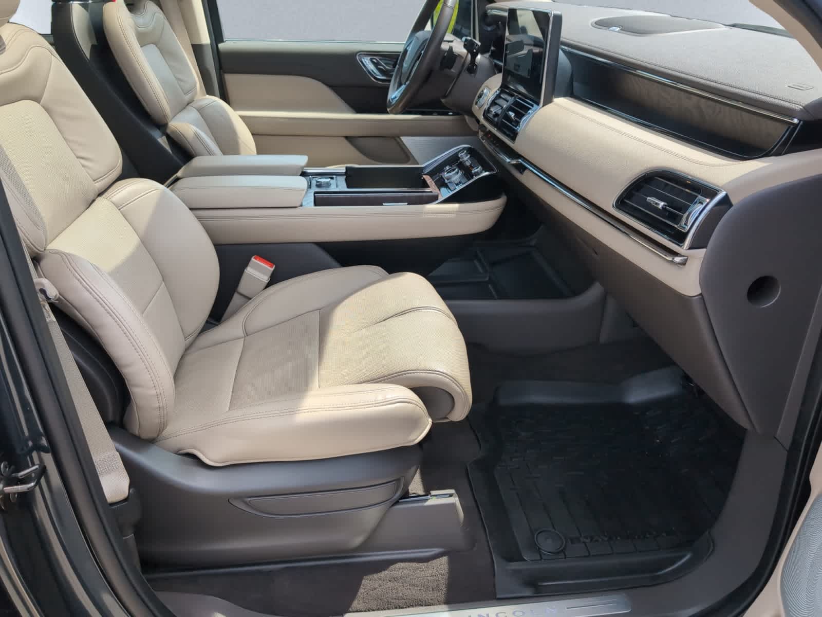 used 2022 Lincoln Navigator car, priced at $59,998