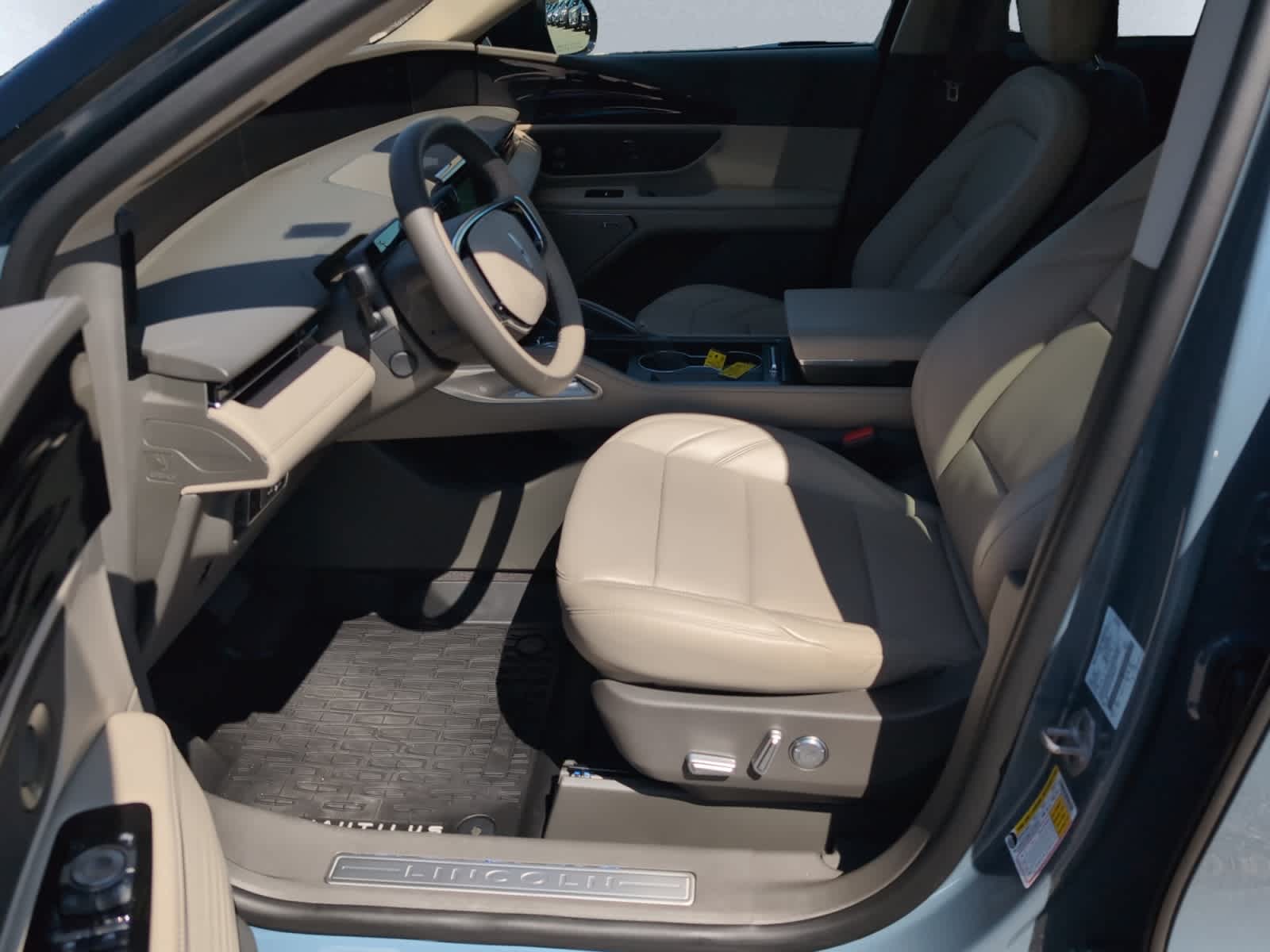 used 2025 Lincoln Nautilus car, priced at $61,998