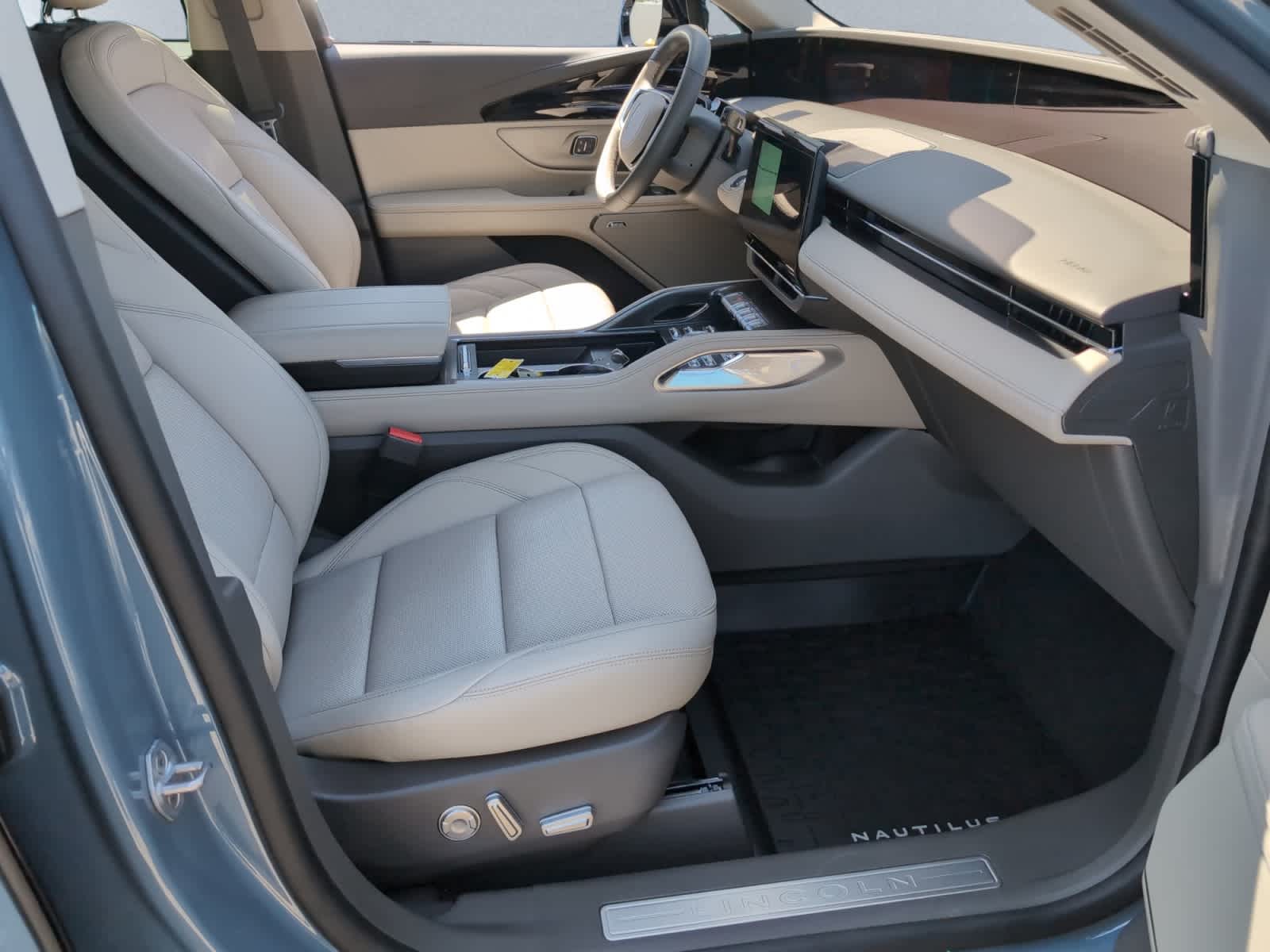 used 2025 Lincoln Nautilus car, priced at $61,998