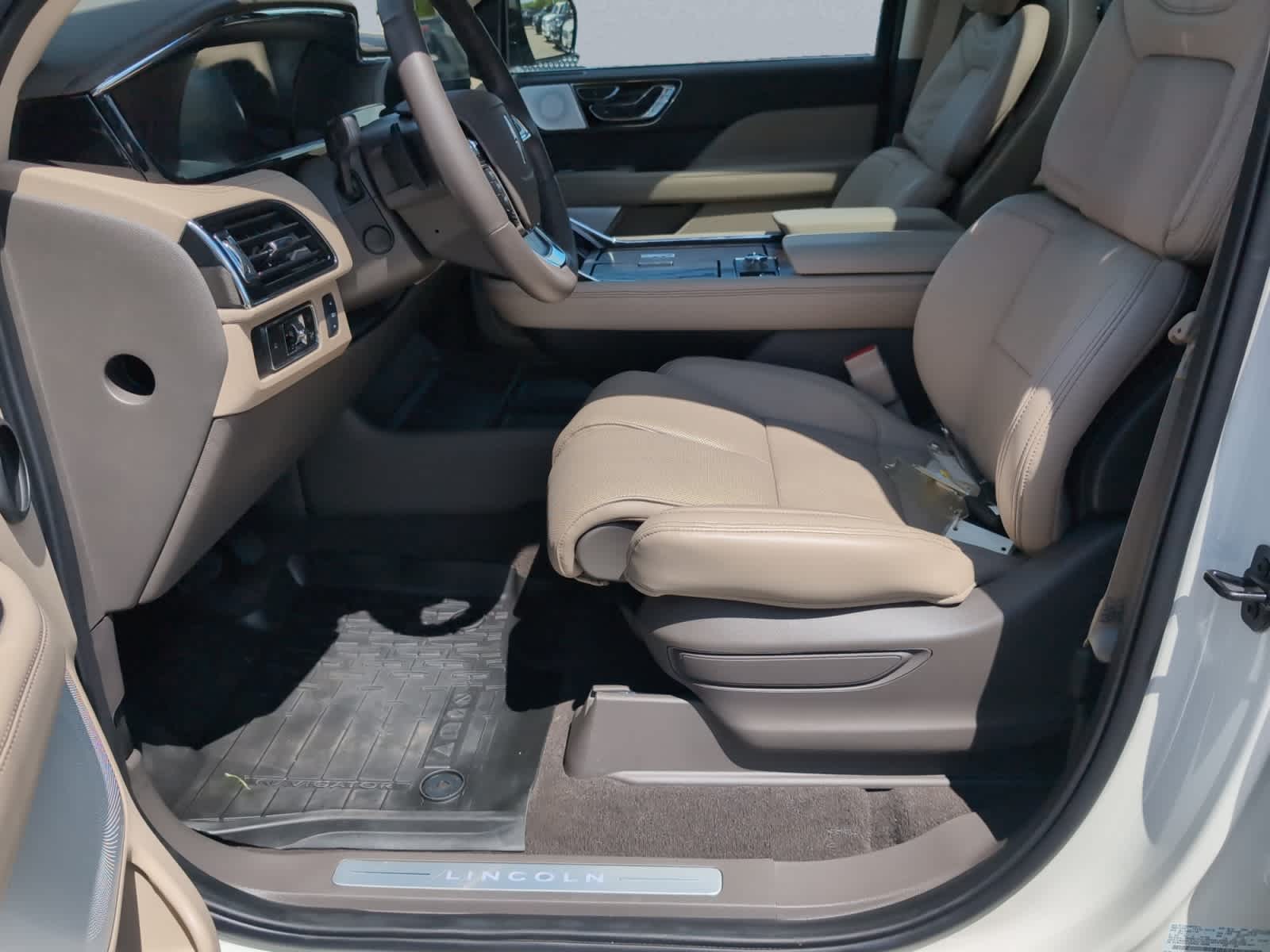 used 2024 Lincoln Navigator car, priced at $86,195