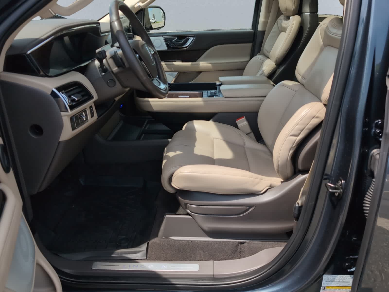 used 2022 Lincoln Navigator car, priced at $59,998