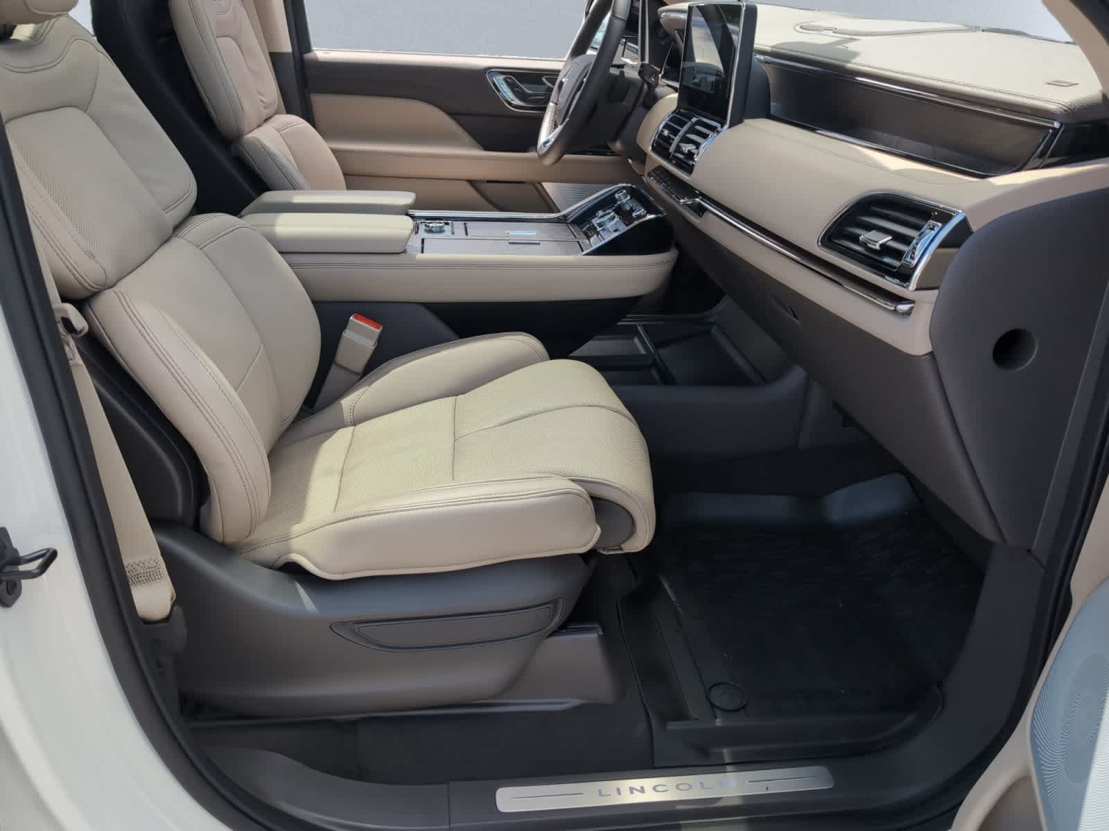 used 2024 Lincoln Navigator car, priced at $86,195