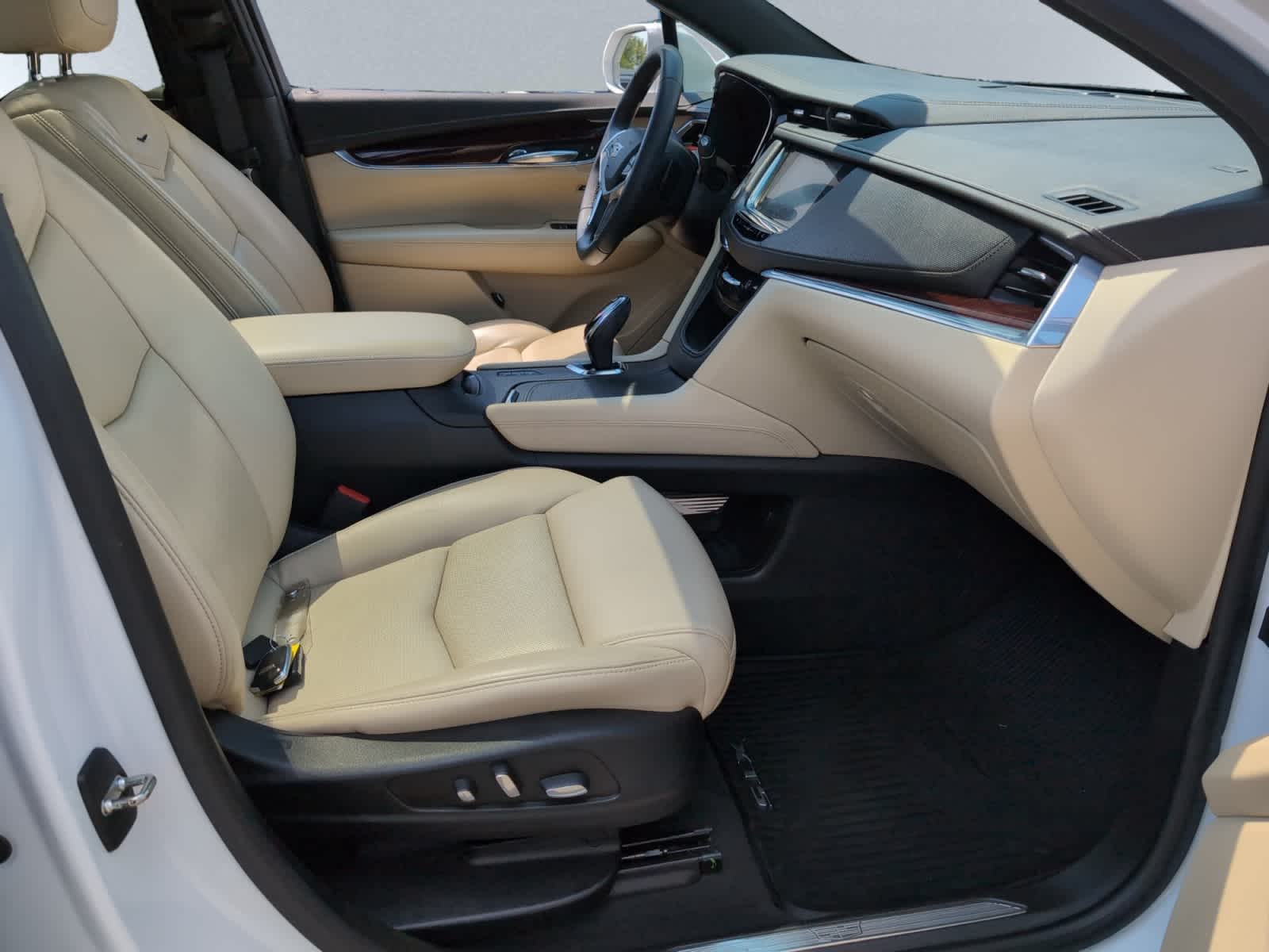 used 2017 Cadillac XT5 car, priced at $17,998