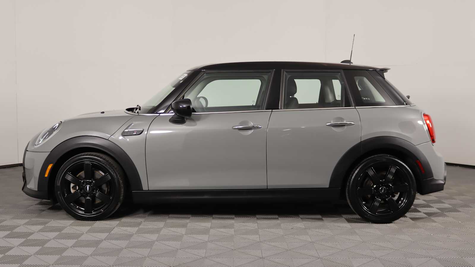 used 2022 MINI Hardtop 4 Door car, priced at $24,798