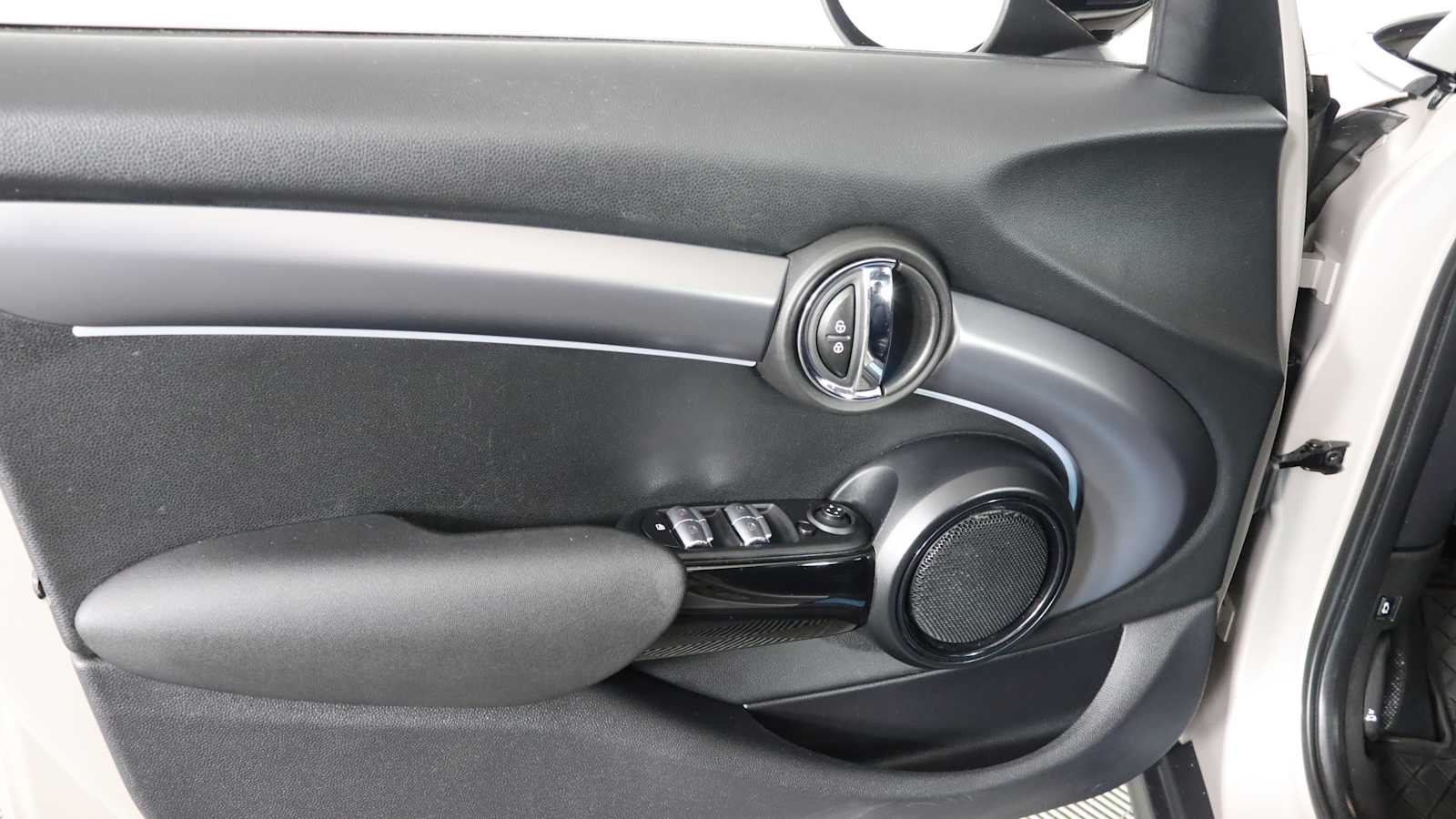 used 2022 MINI Hardtop 4 Door car, priced at $25,698