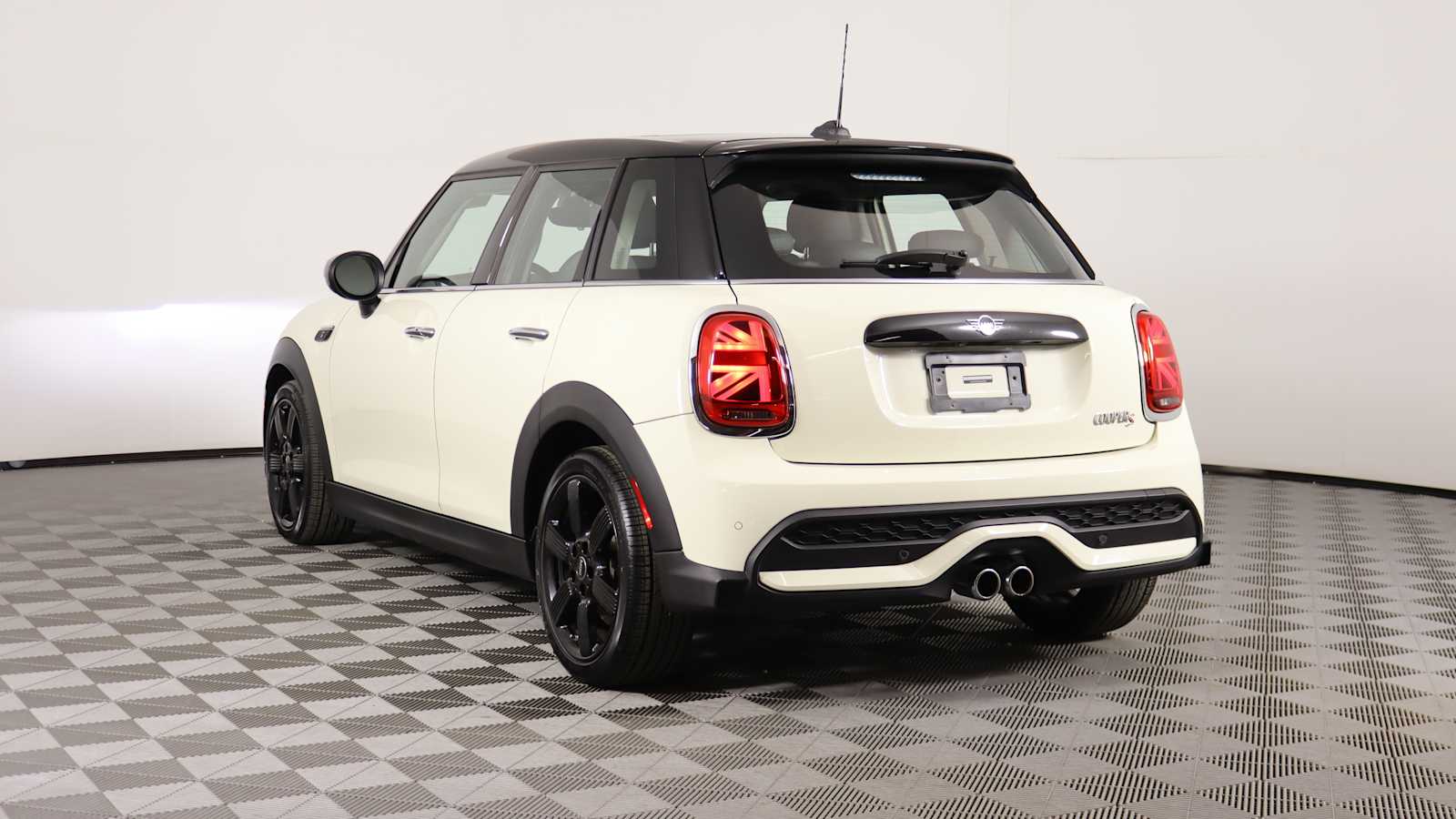 used 2023 MINI Hardtop 4 Door car, priced at $24,798