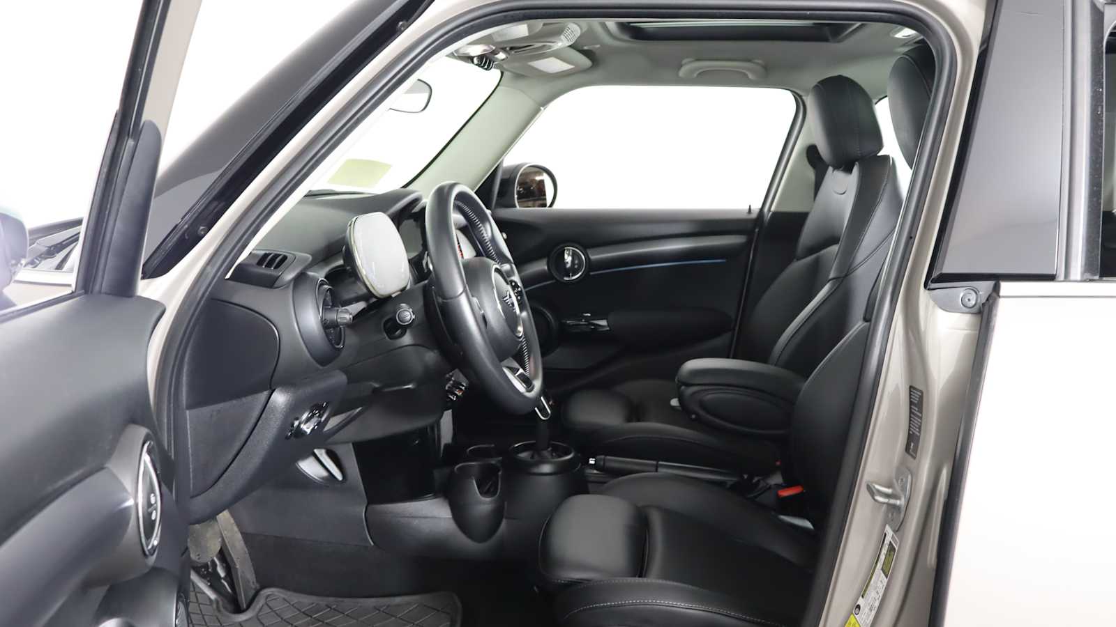 used 2022 MINI Hardtop 4 Door car, priced at $25,698