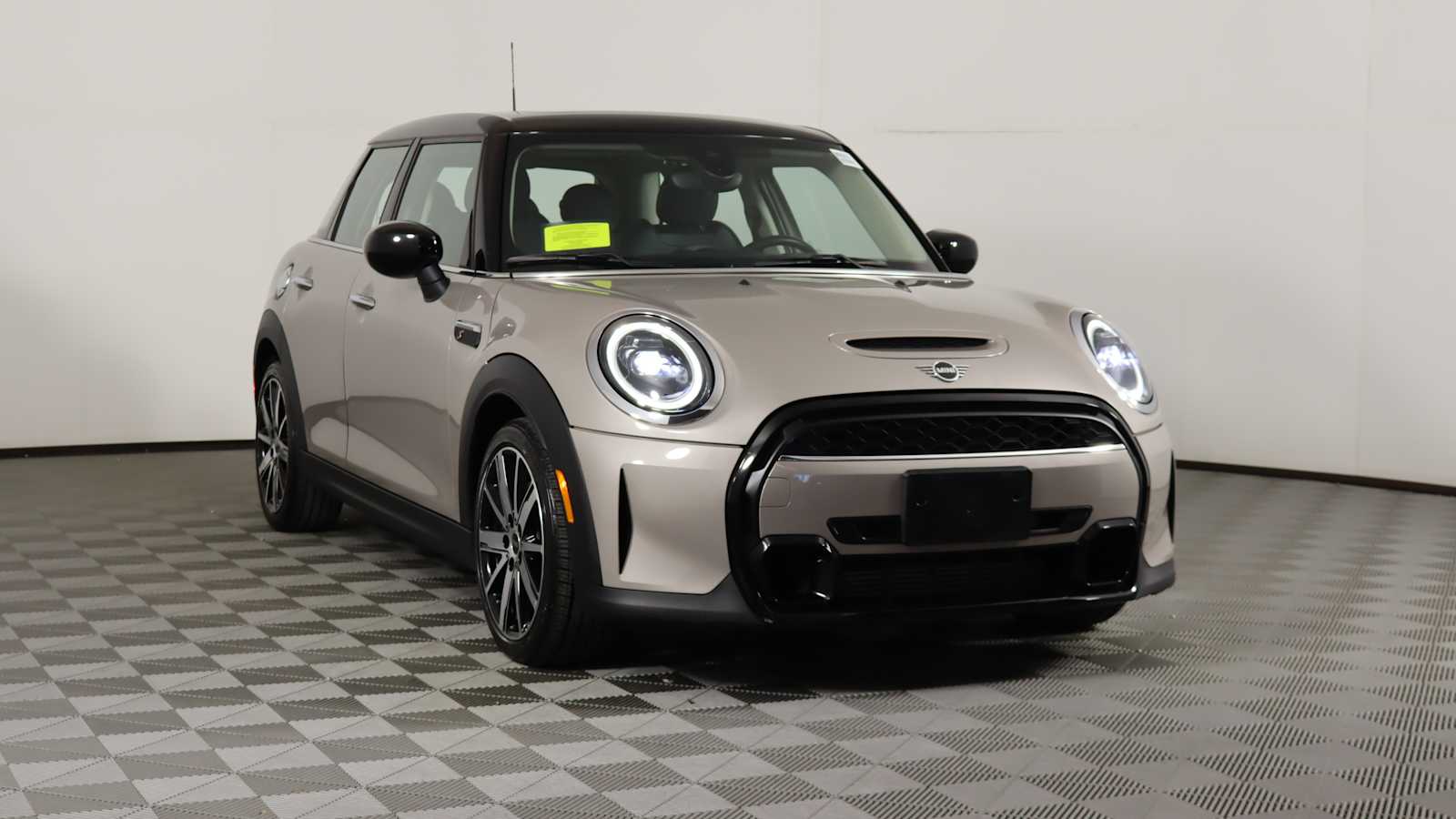 used 2022 MINI Hardtop 4 Door car, priced at $25,698