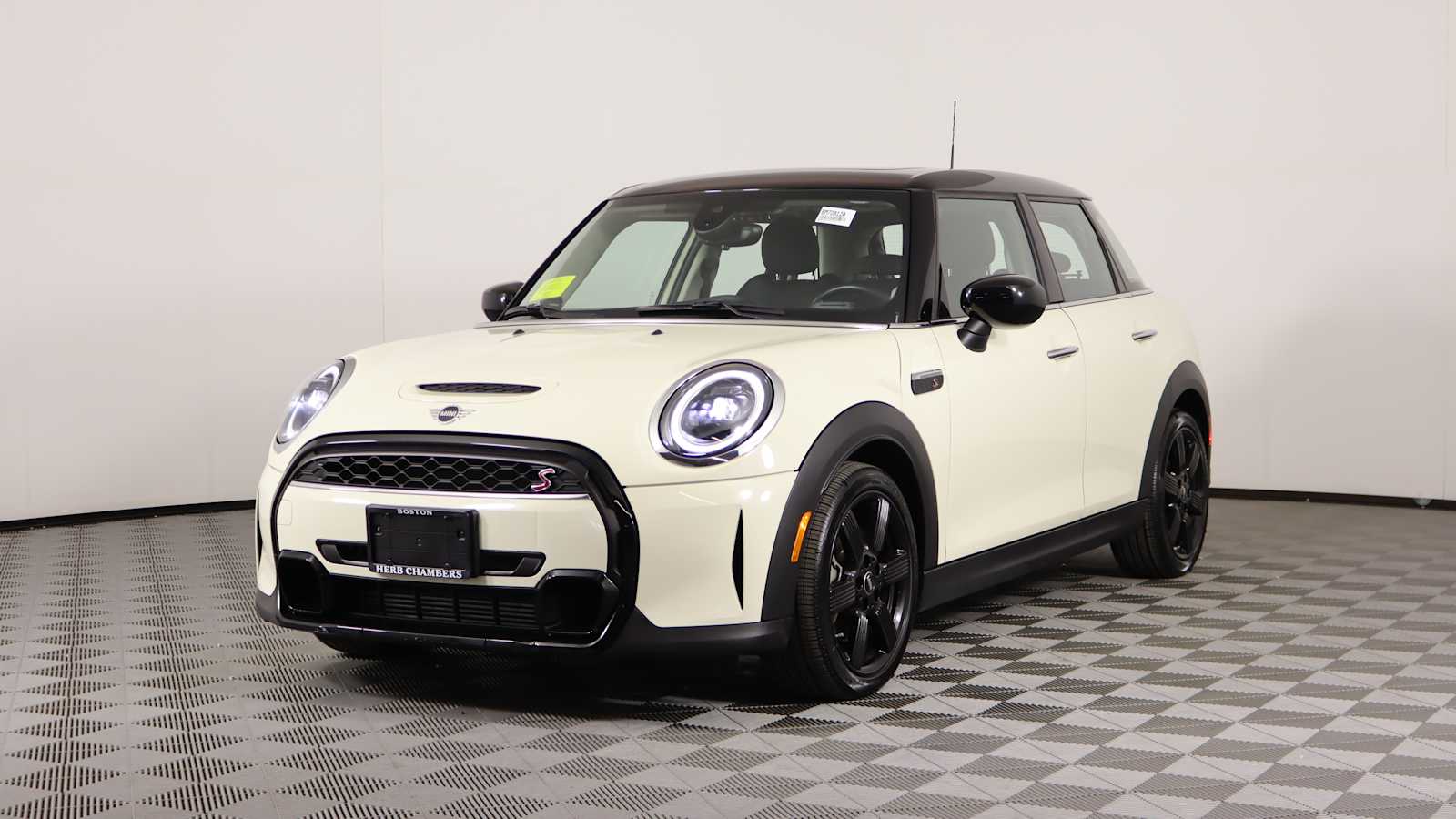 used 2023 MINI Hardtop 4 Door car, priced at $24,798