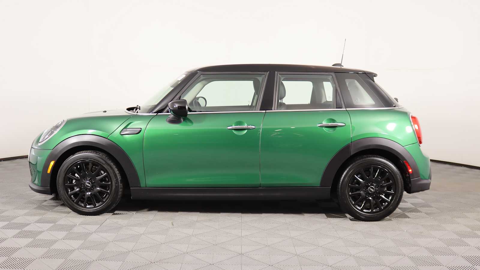 used 2022 MINI Hardtop 4 Door car, priced at $24,498