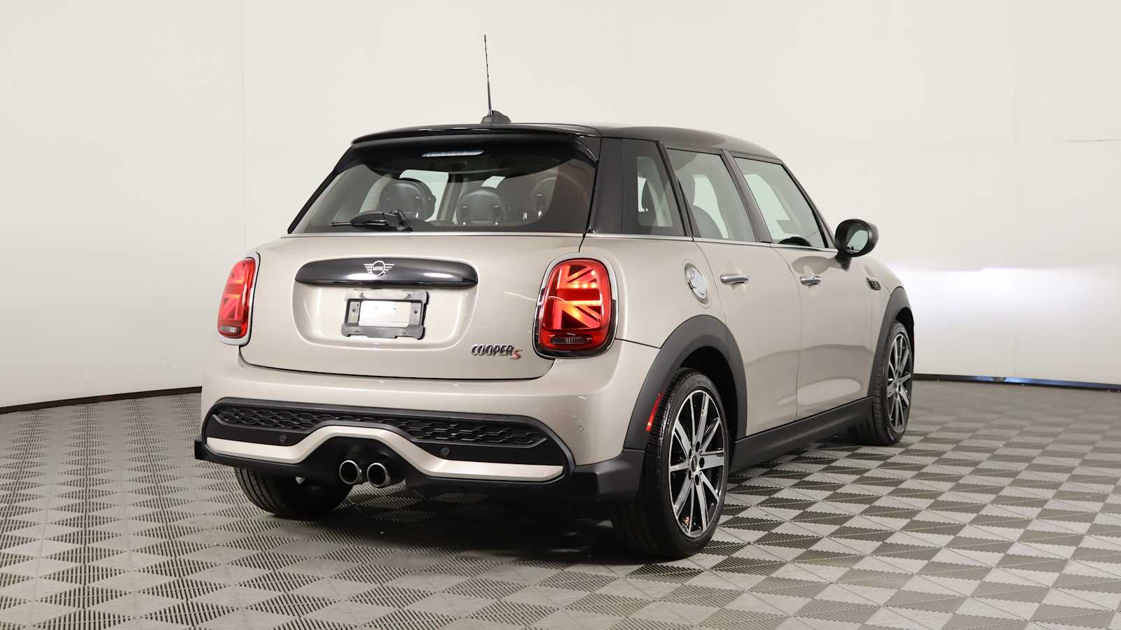 used 2022 MINI Hardtop 4 Door car, priced at $25,698