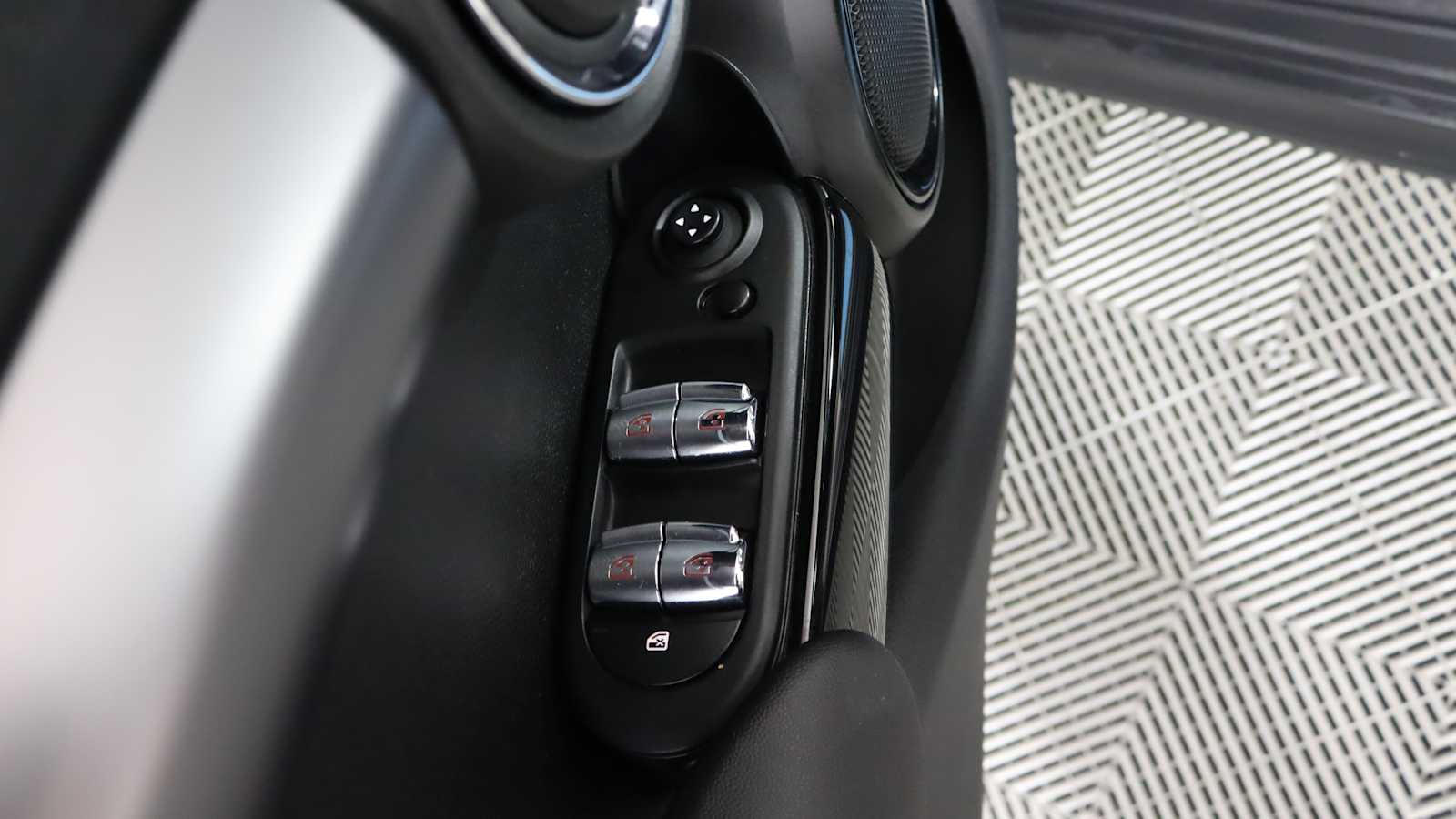 used 2022 MINI Hardtop 4 Door car, priced at $25,698