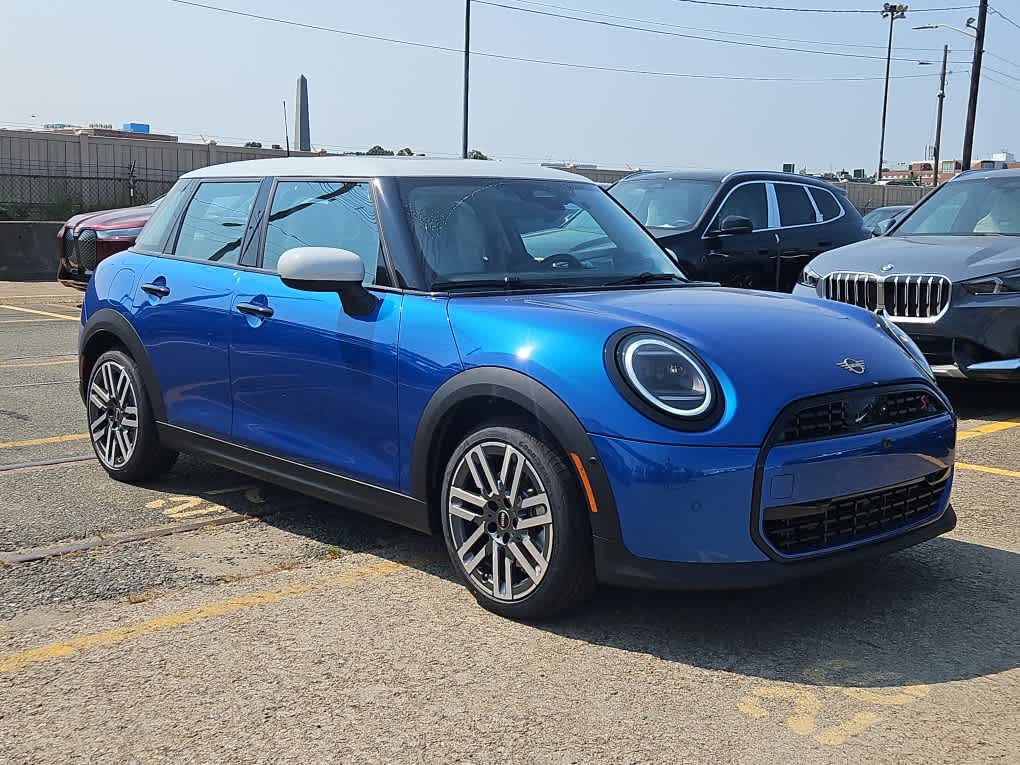 new 2025 MINI Hardtop 4 Door car, priced at $38,295