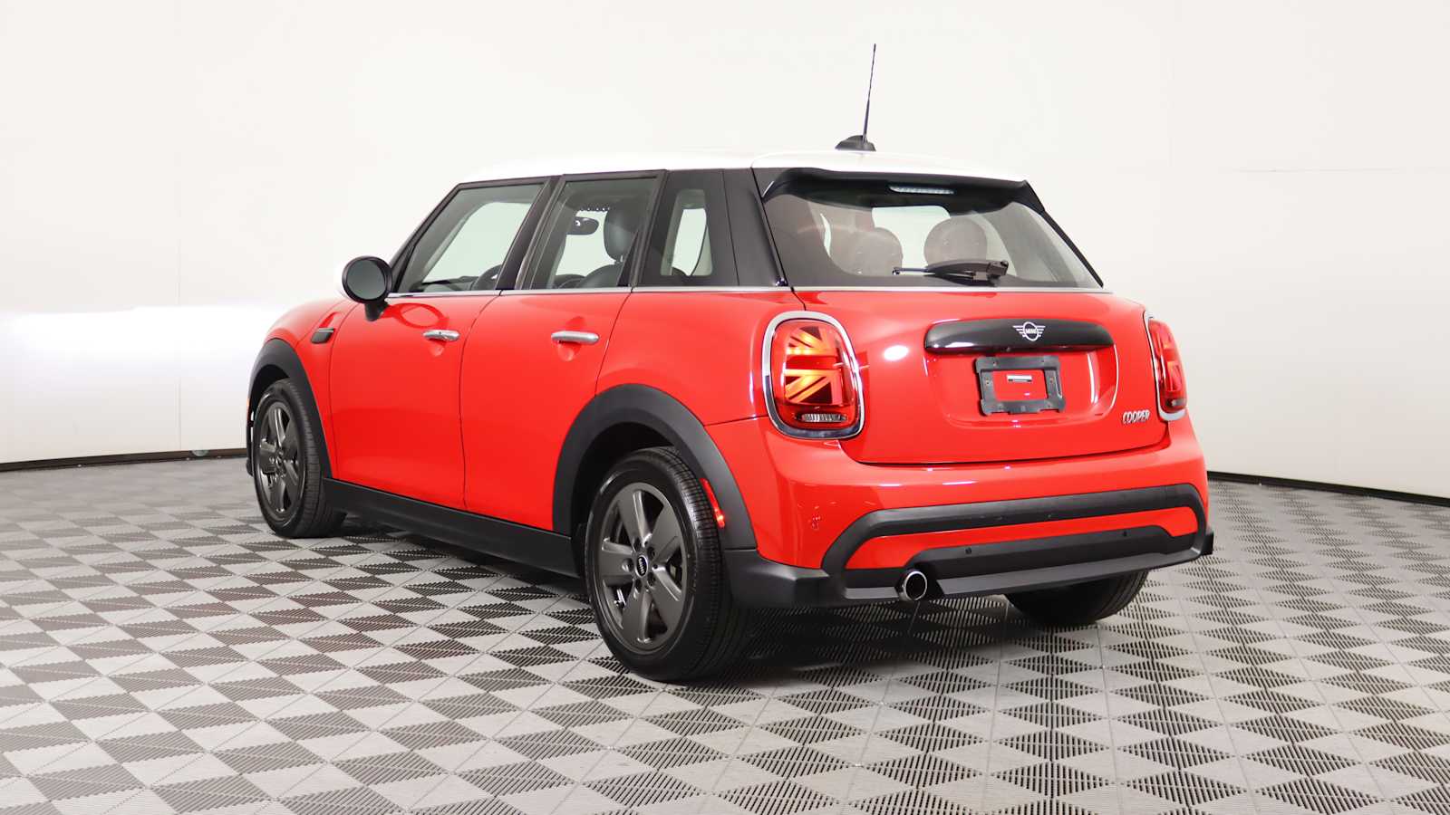 used 2022 MINI Hardtop 4 Door car, priced at $22,798