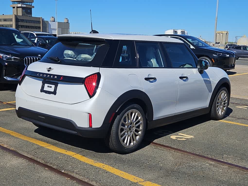 new 2025 MINI Hardtop 4 Door car, priced at $39,380