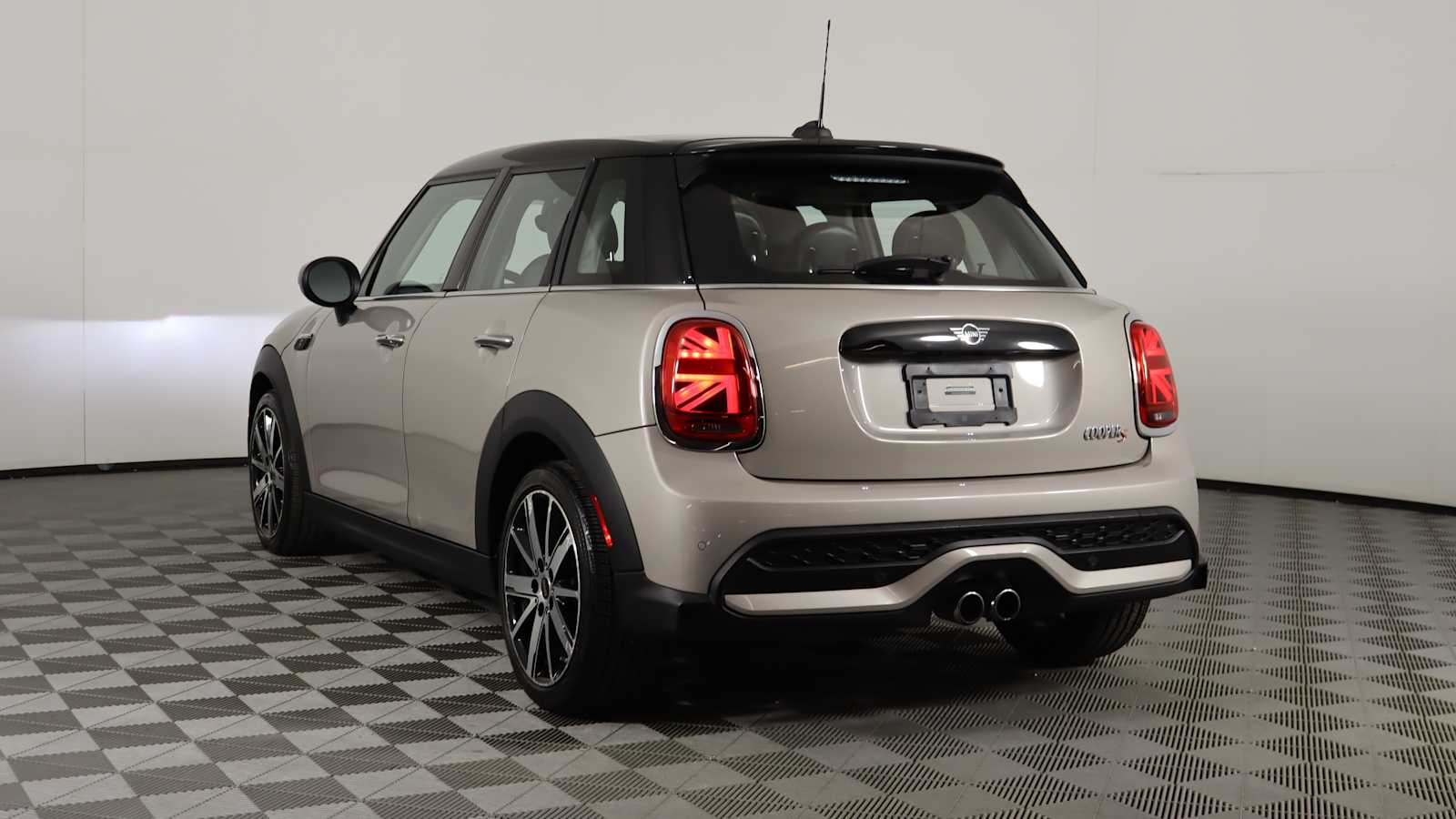 used 2022 MINI Hardtop 4 Door car, priced at $25,698