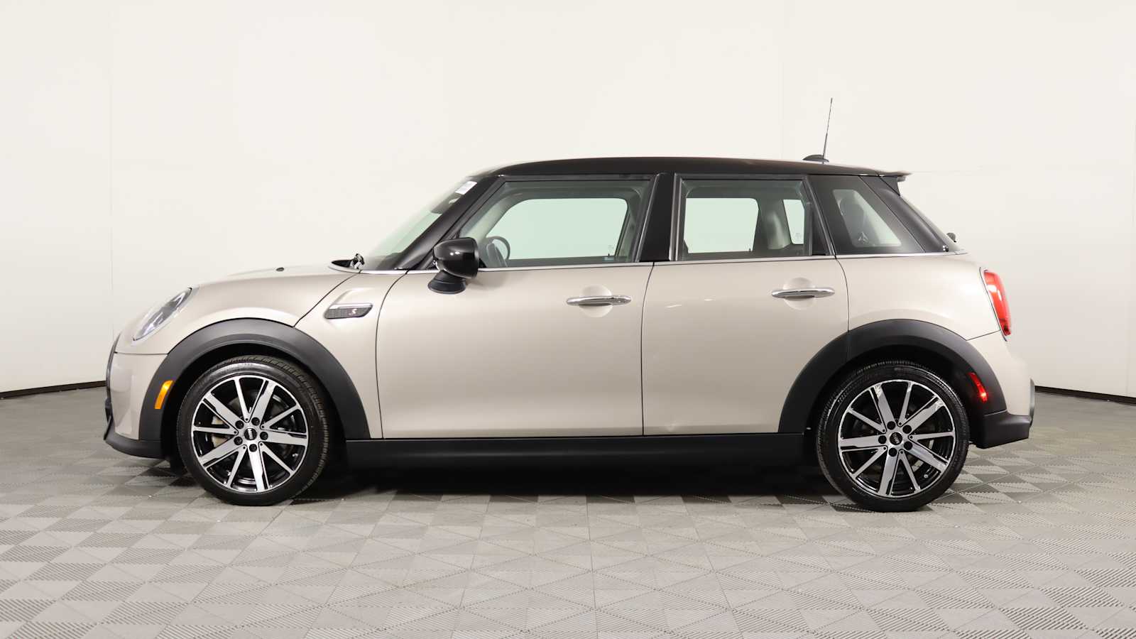 used 2022 MINI Hardtop 4 Door car, priced at $25,698