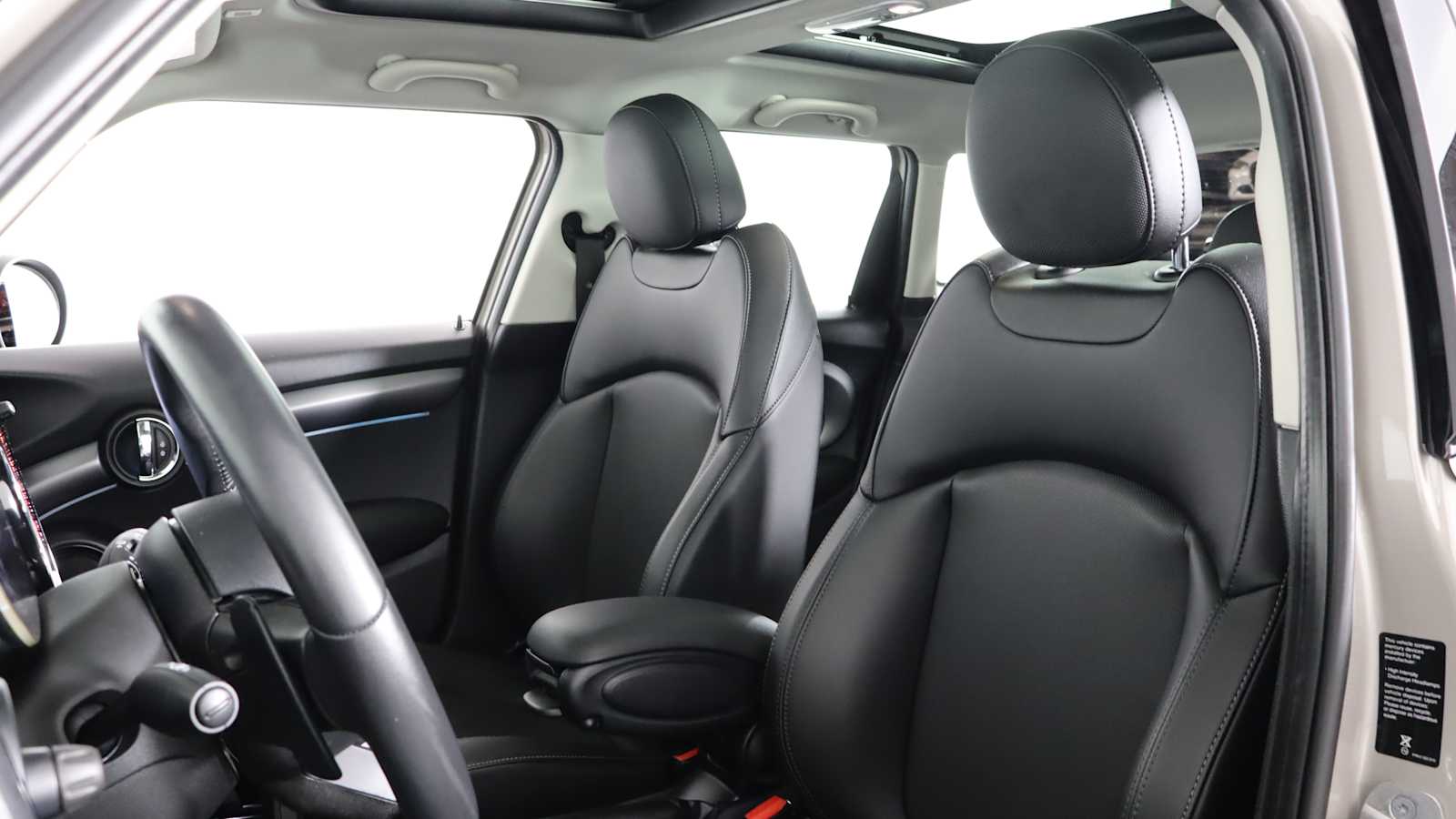 used 2022 MINI Hardtop 4 Door car, priced at $25,698