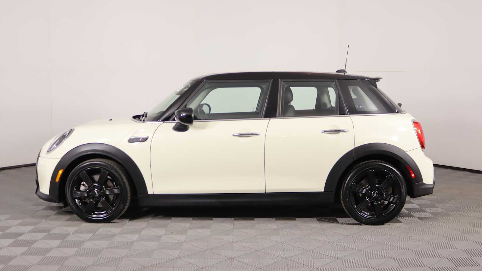 used 2023 MINI Hardtop 4 Door car, priced at $24,798