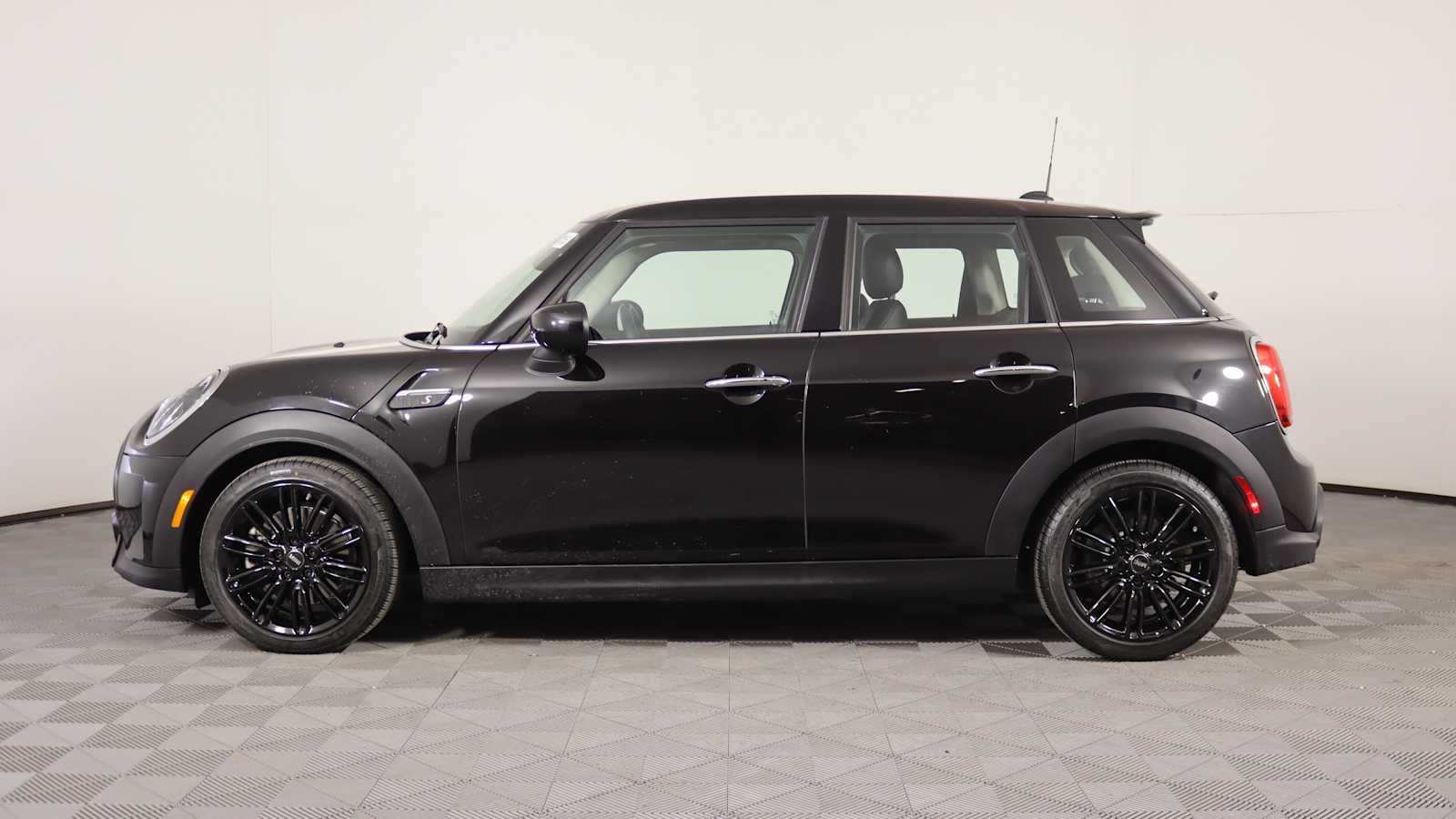 used 2022 MINI Hardtop 4 Door car, priced at $24,798