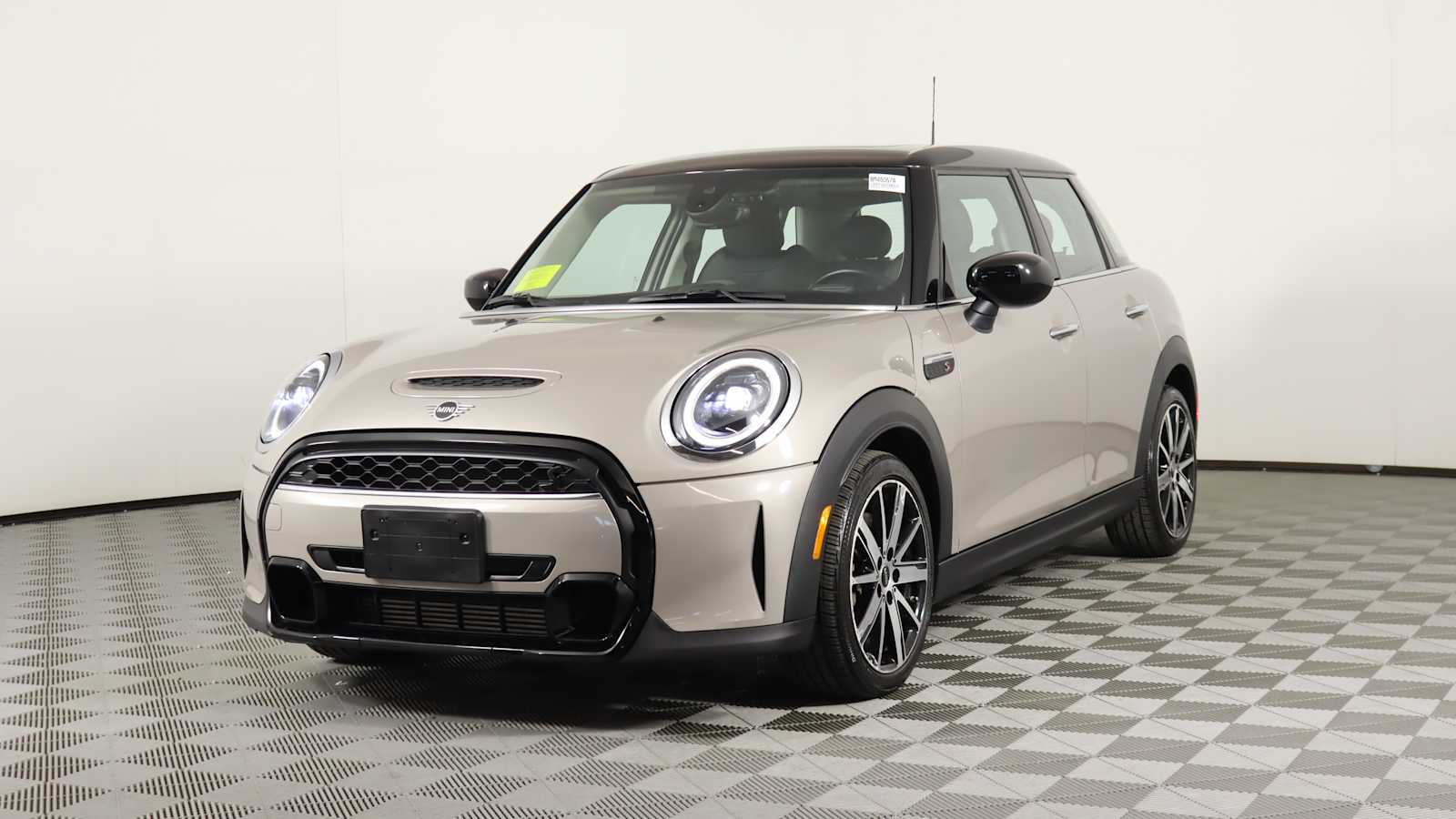 used 2022 MINI Hardtop 4 Door car, priced at $25,698