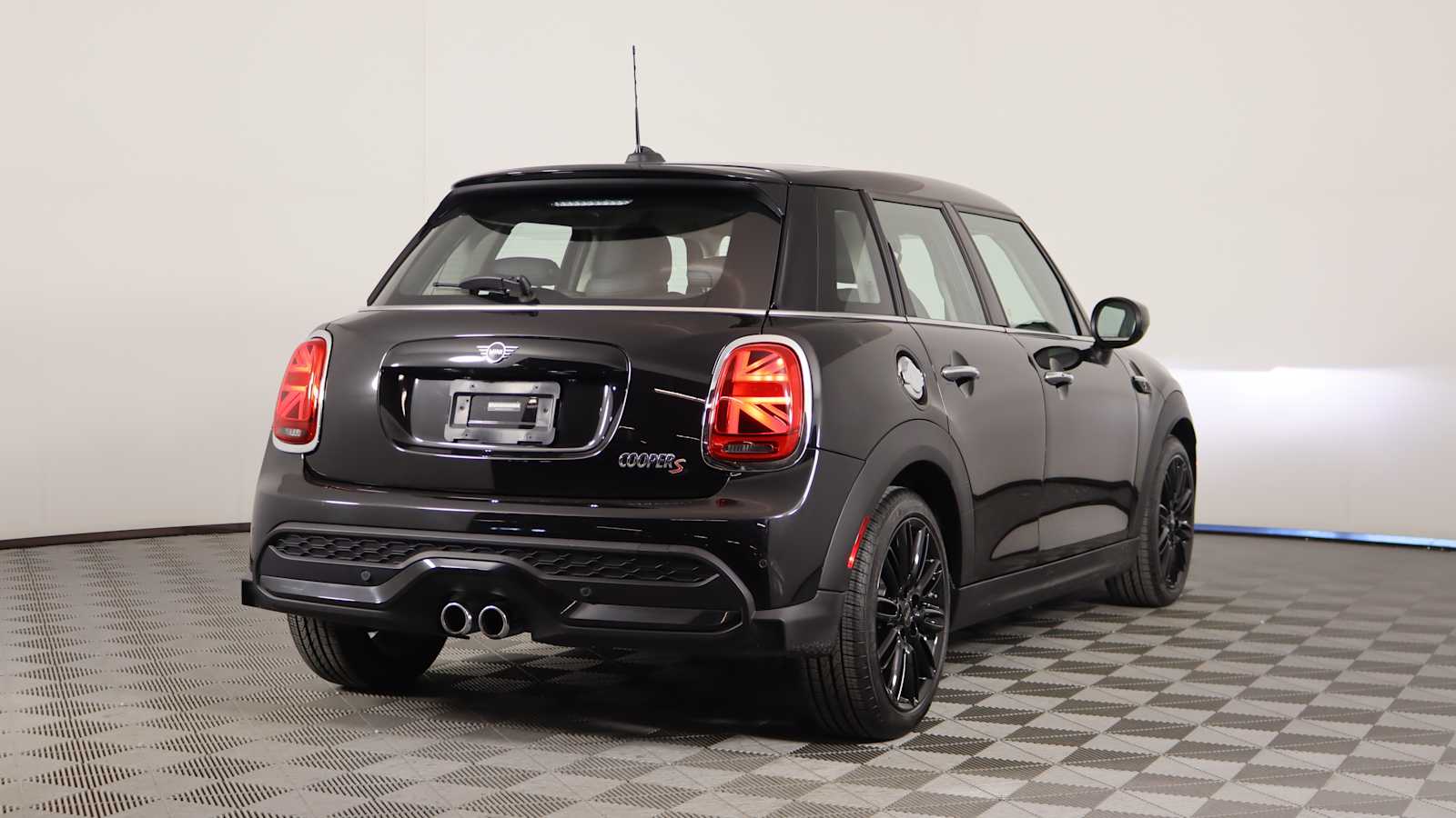 used 2022 MINI Hardtop 4 Door car, priced at $24,798