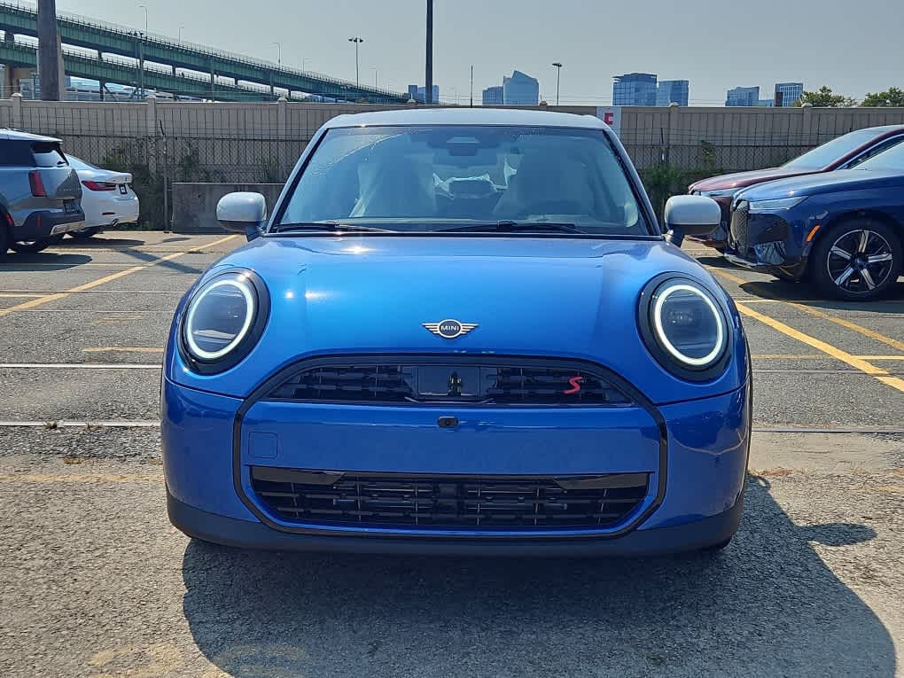 new 2025 MINI Hardtop 4 Door car, priced at $38,295