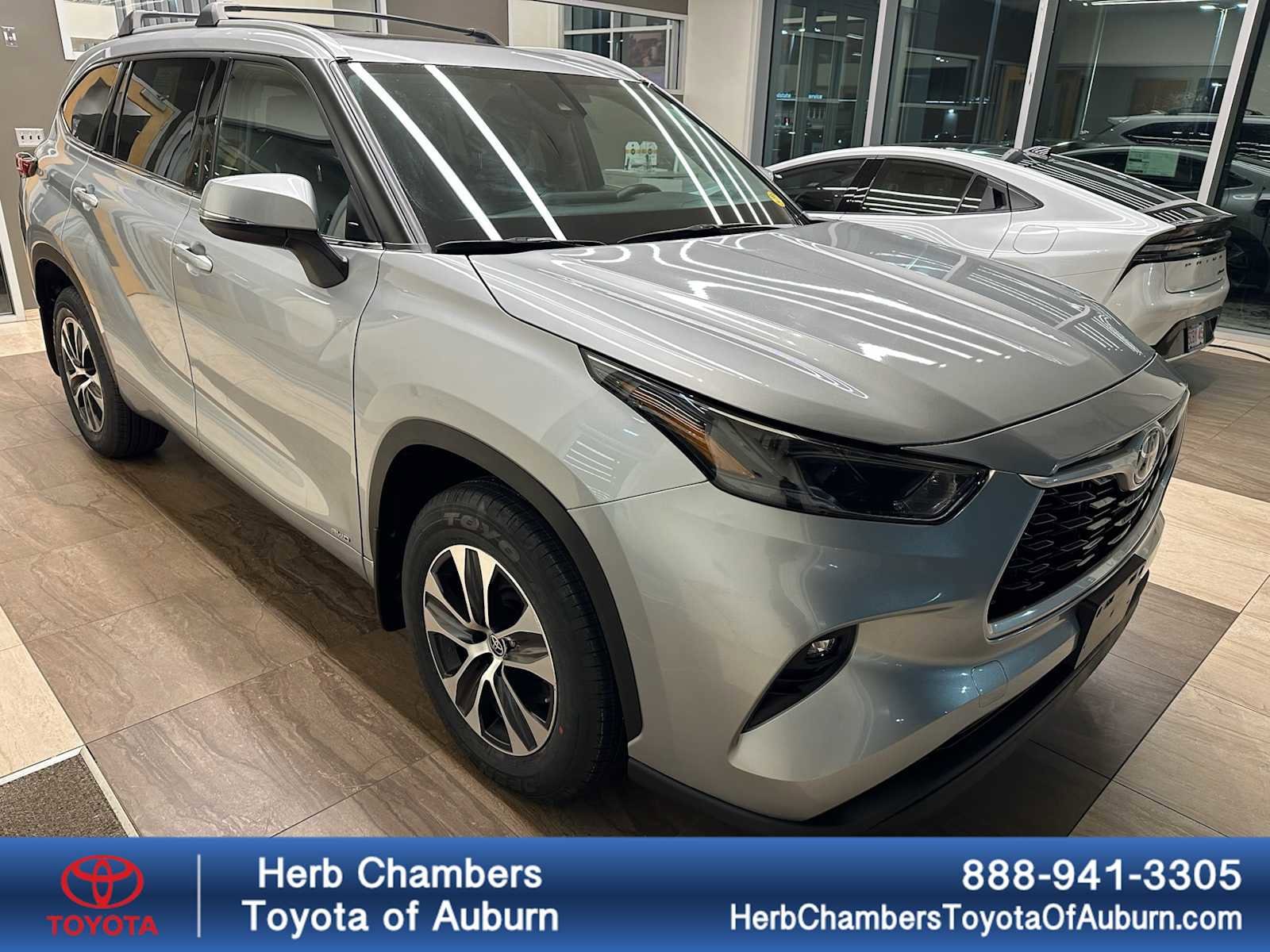 used 2022 Toyota Highlander HYB car, priced at $42,998