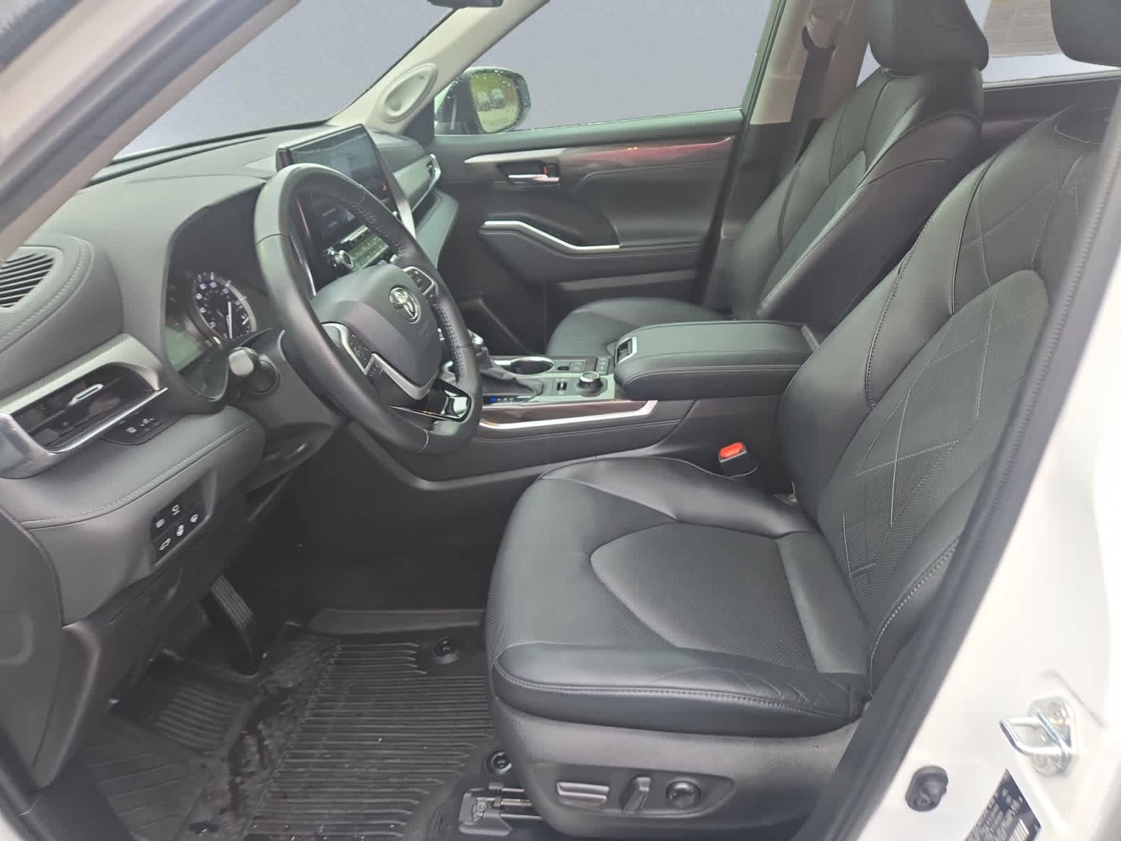 used 2022 Toyota Highlander car, priced at $46,998