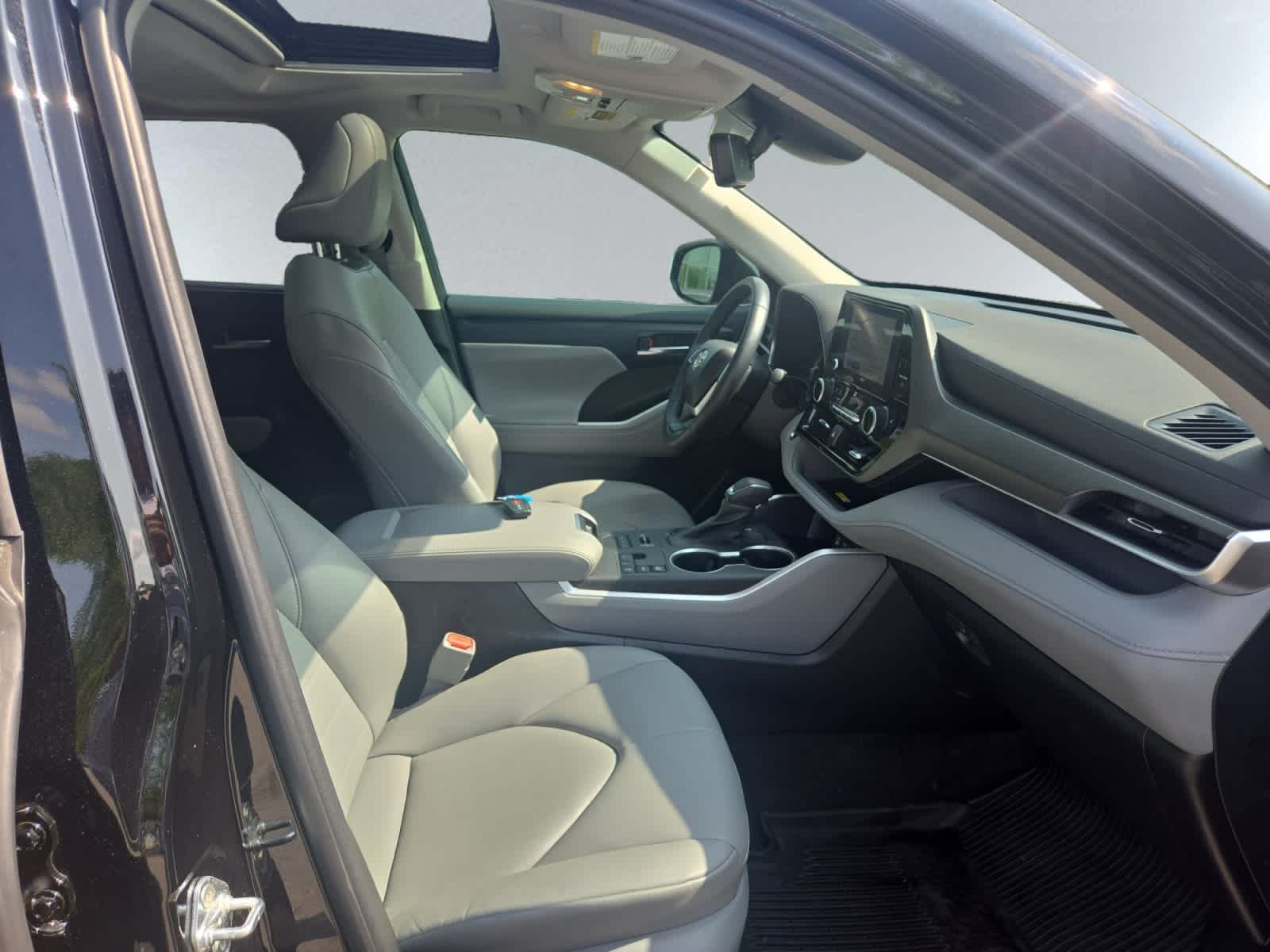 used 2023 Toyota Highlander car, priced at $39,998