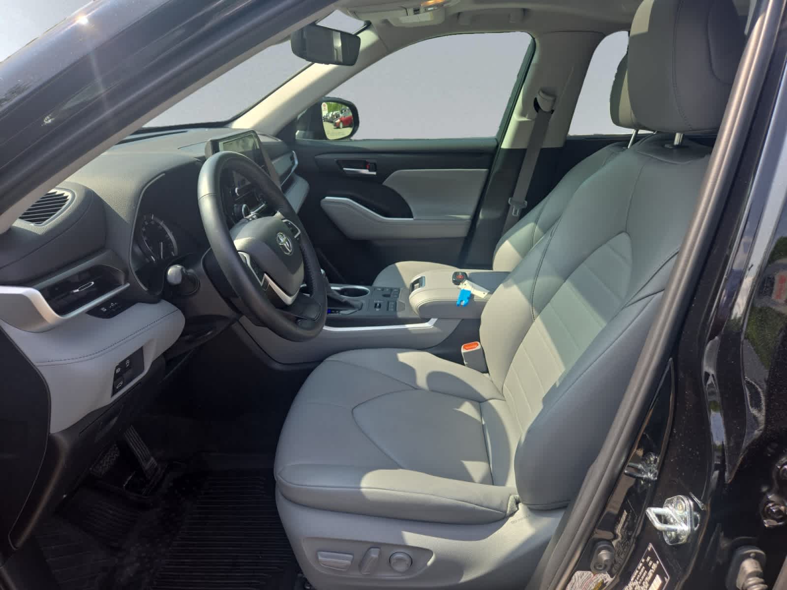used 2023 Toyota Highlander car, priced at $39,998