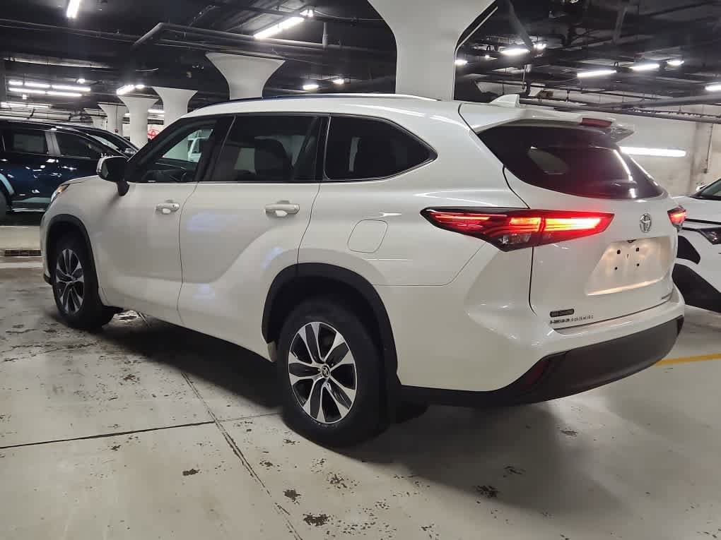 used 2021 Toyota Highlander car, priced at $34,998