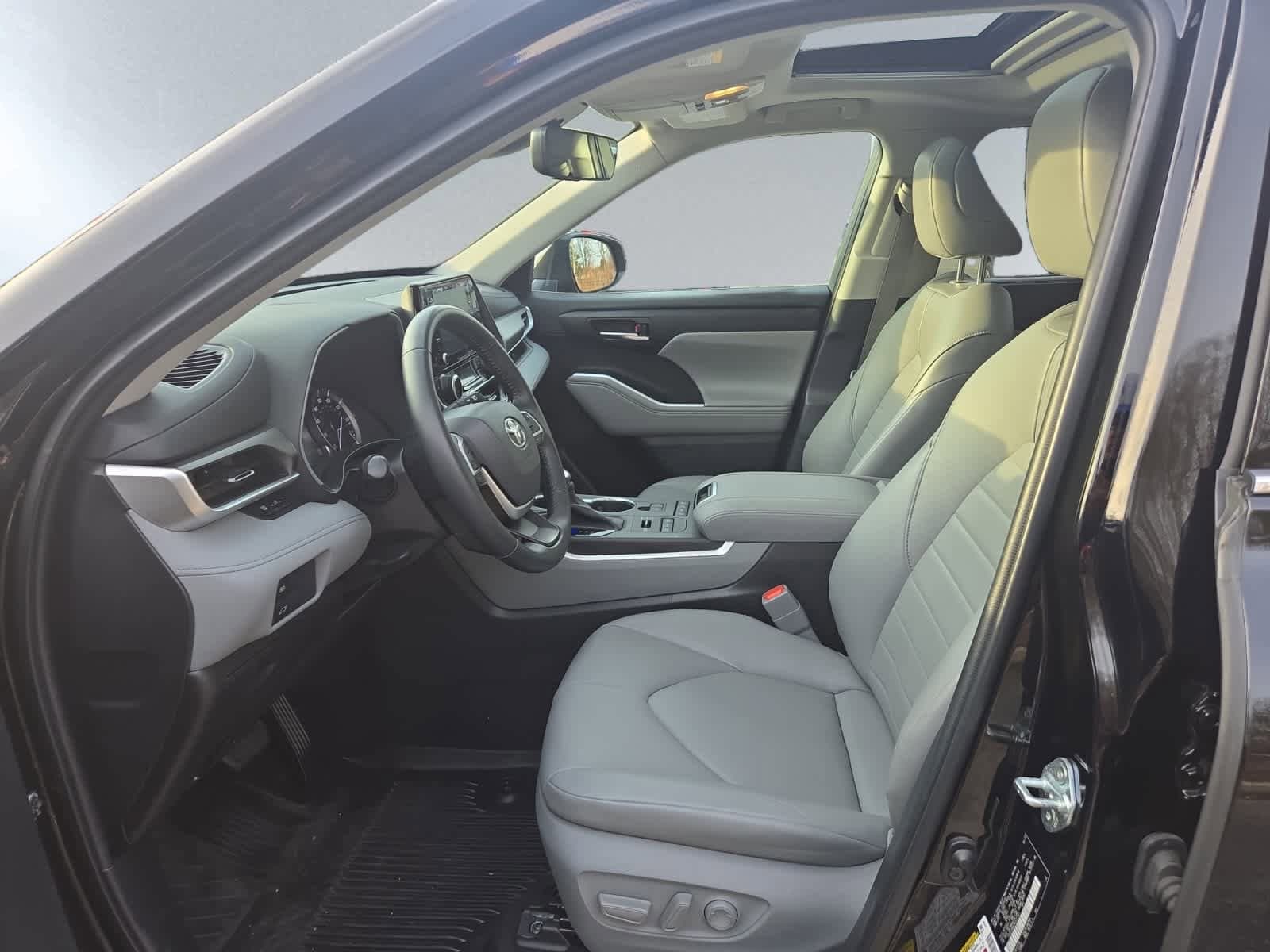 used 2022 Toyota Highlander car, priced at $36,998