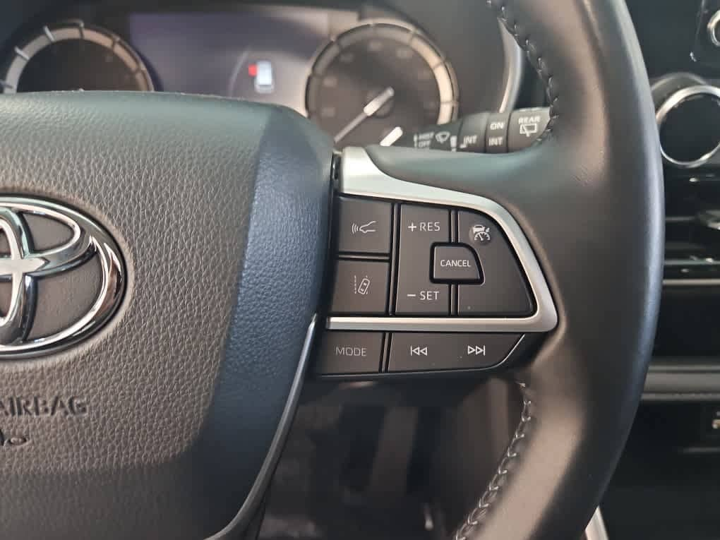 used 2022 Toyota Highlander car, priced at $39,998