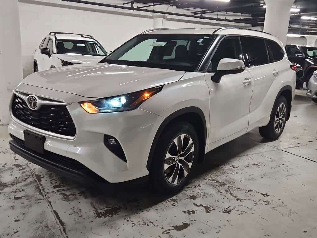 used 2021 Toyota Highlander car, priced at $34,998