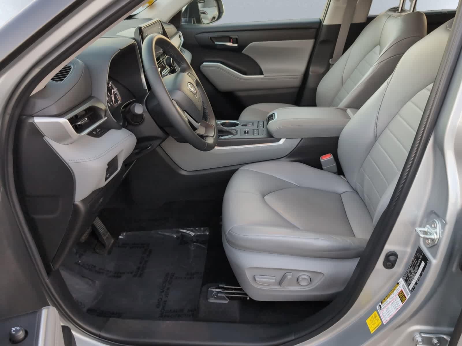 used 2022 Toyota Highlander car, priced at $37,998