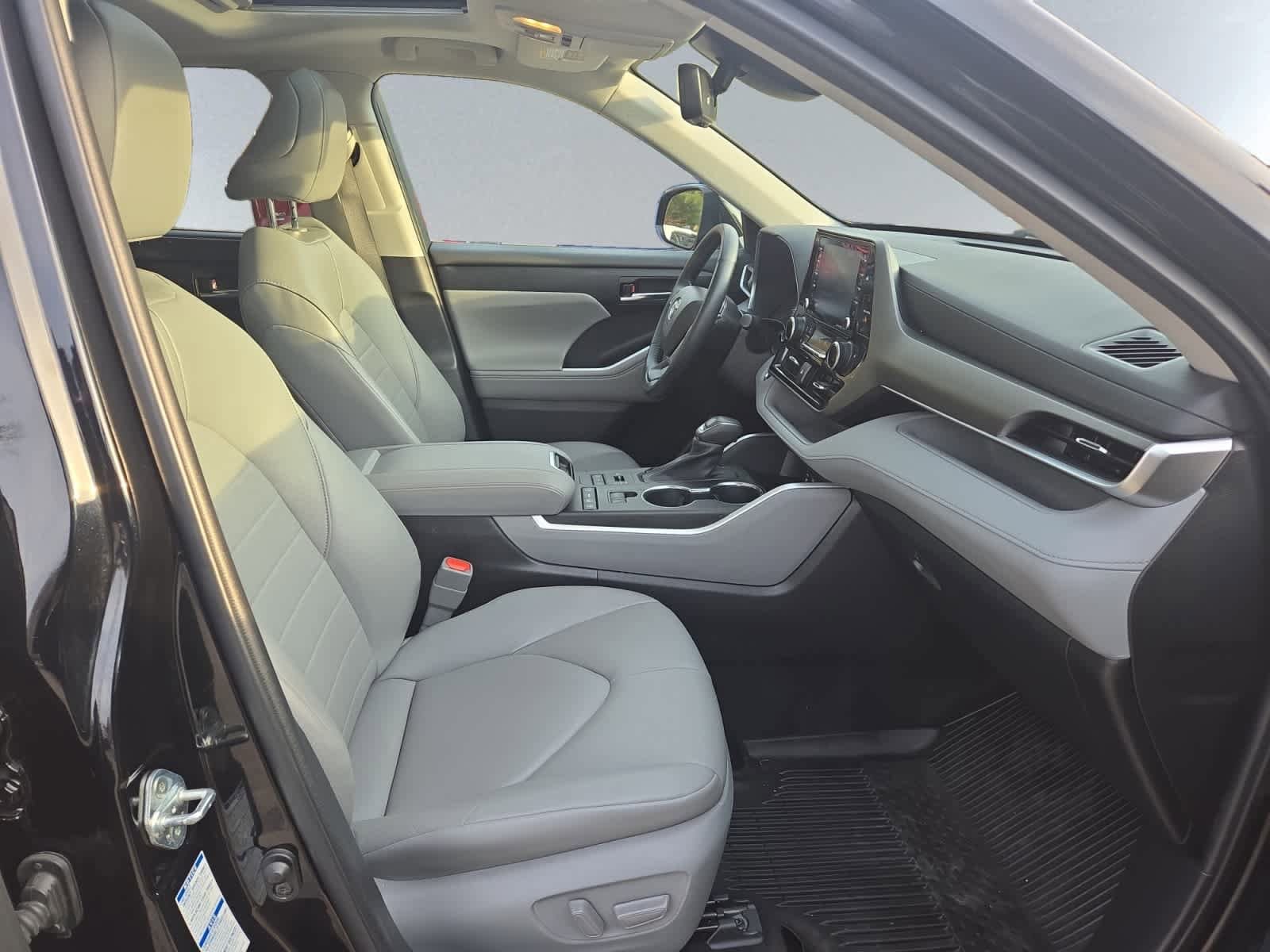 used 2022 Toyota Highlander car, priced at $36,998