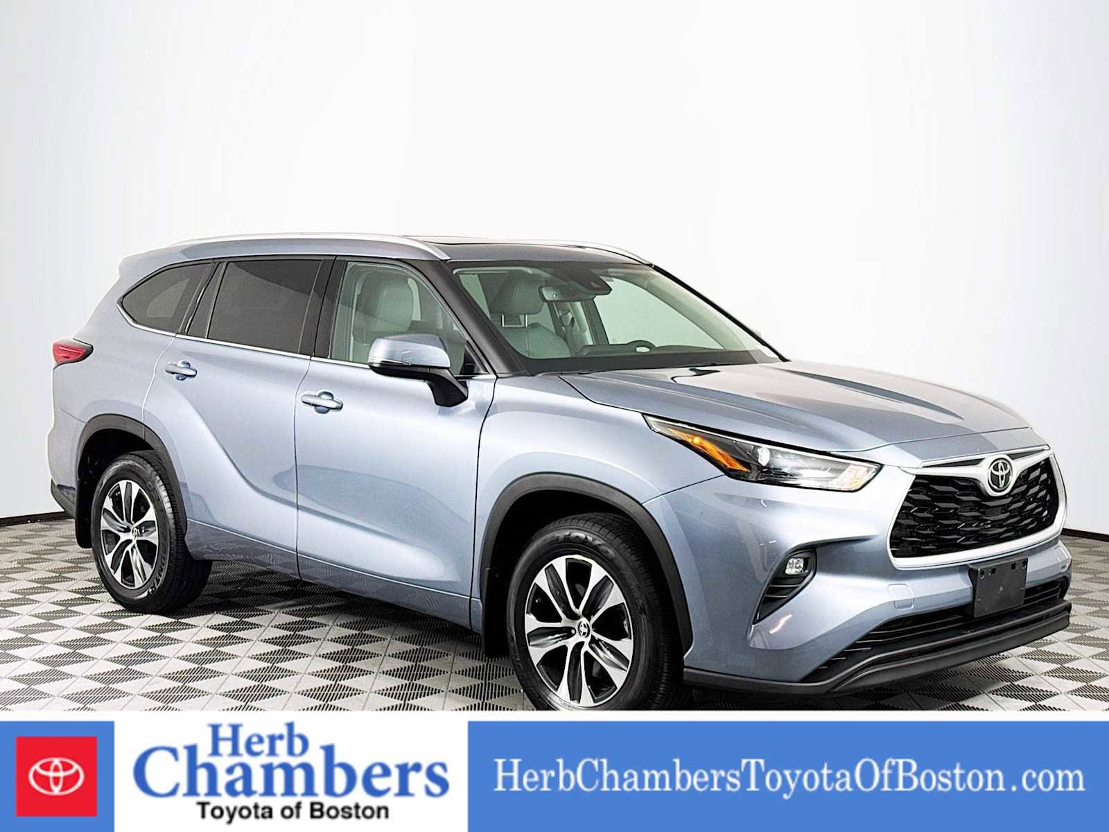 used 2022 Toyota Highlander car, priced at $38,998