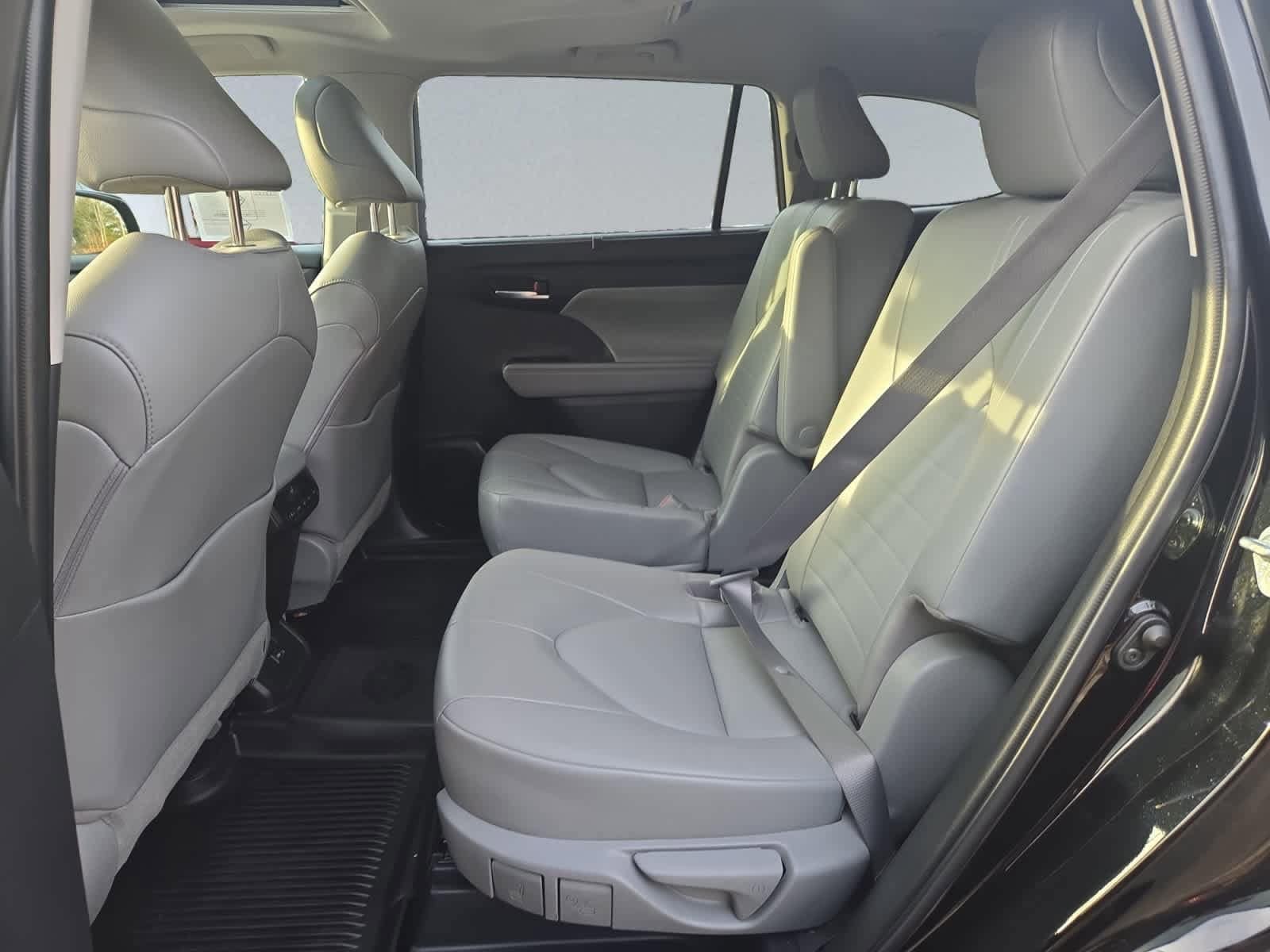 used 2022 Toyota Highlander car, priced at $36,998