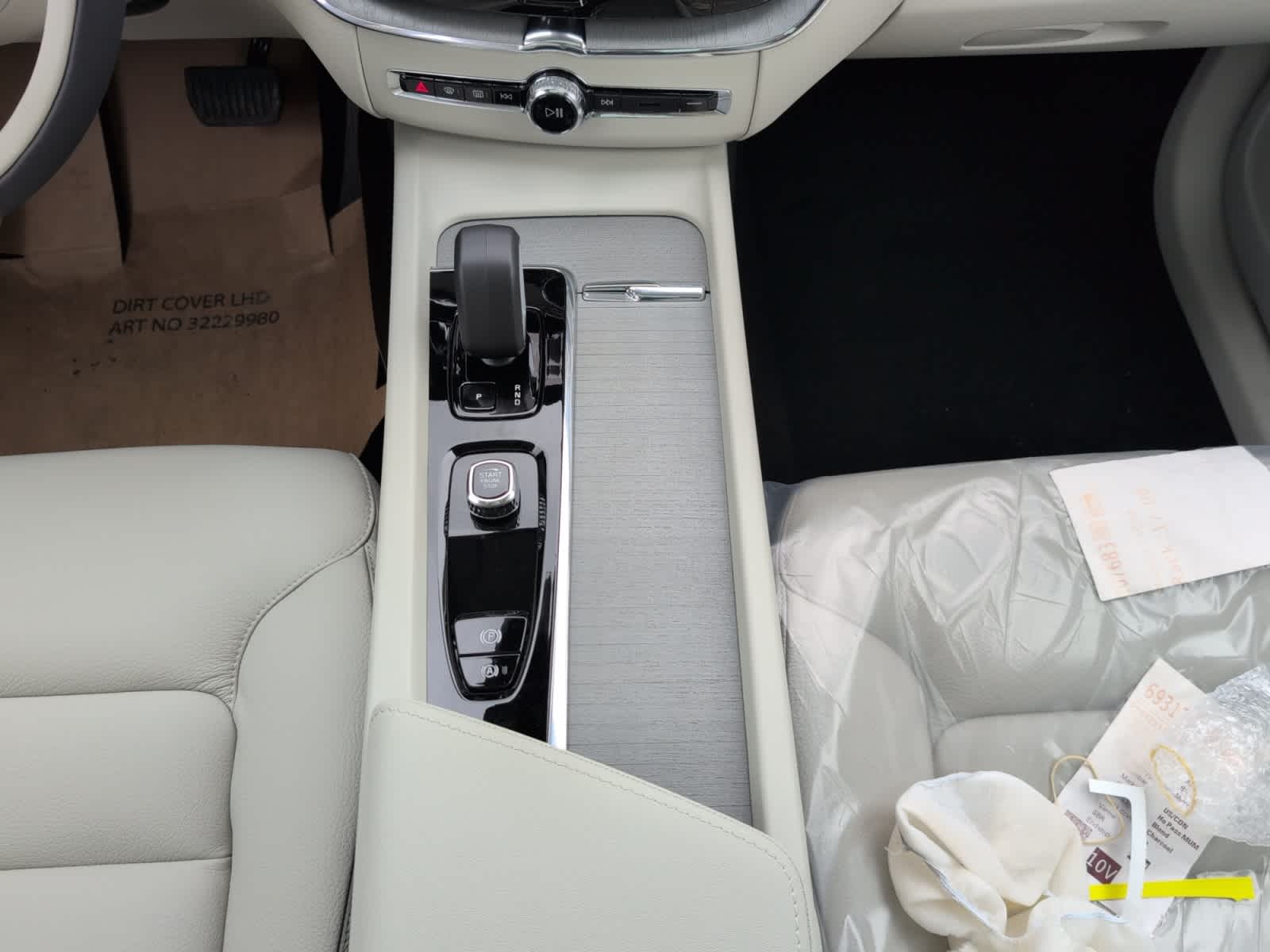new 2025 Volvo XC60 plug-in hybrid car, priced at $65,805